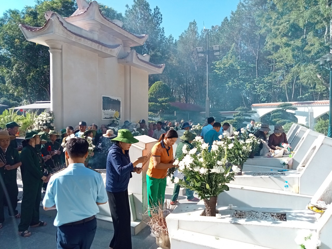 Ban Quản lý Khu di tích lịch sử quốc gia đặc biệt Ngã ba Đồng Lộc cho biết tính từ đầu tháng 7 đến nay đã có hàng nghìn lượt du khách từ khắp mọi miền Tổ quốc về khu di tích dâng hương, dâng hoa tưởng nhớ, tri ân các Anh hùng liệt sĩ. Ban Quản lý Khu di tích lịch sử quốc gia đặc biệt Ngã ba Đồng Lộc cho biết tính từ đầu tháng 7 đến nay đã có hàng nghìn lượt du khách từ khắp mọi miền Tổ quốc về khu di tích dâng hương, dâng hoa tưởng nhớ, tri ân các Anh hùng liệt sĩ.