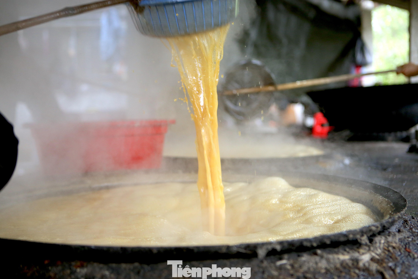 Người dân cho biết, cứ 1 tấn mía ép tươi sau khi nấu thành phẩm được 1 tạ mật. Mật mía được bán với giá 55.000-60.000đồng/lít, giá cao hơn so với nhiều năm trước. Người nấu mật phải đảo liên tục, đều tay. Khi mật sôi, phải liền tay vớt váng bọt, để tránh mật trào ra ngoài sẽ có màu đen và mất thơm ngon. Khi nước mía chuyển qua sền sệt, có màu nâu vàng, công việc nấu mật mới hoàn tất. Người dân đổ những mẻ mật nấu thành phẩm ra thùng đựng. Mật chủ yếu được bán trong tỉnh, nhu cầu tiêu dùng rất lớn, làm đến đâu bán hết tới đó.