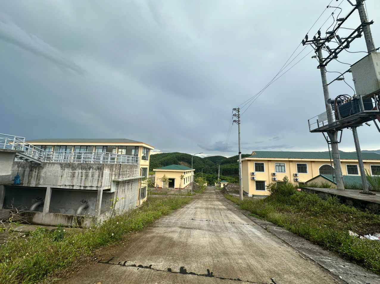 Nhà máy nước Hương Khê đã hoàn thiện nhưng chưa vận hành. Nhà máy nước Hương Khê đã hoàn thiện nhưng chưa vận hành.