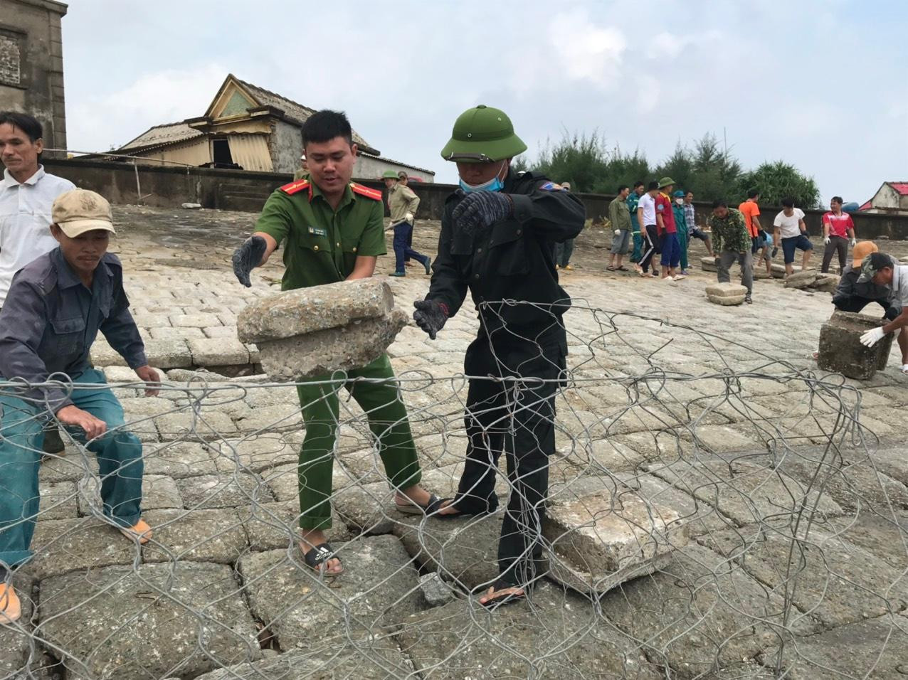 Ông Nguyễn Văn Hùng - Chủ tịch UBND xã Cẩm Nhượng cho biết, công trình này trước đó đã bị xuống cấp. Vì để tránh những ảnh hưởng do bão Noru gây ra, địa phương đã huy động khoảng 250 người gồm các lực lượng công an, dân quân tự vệ và người dân tham gia xử lý, khắc phục các điểm sạt lở.