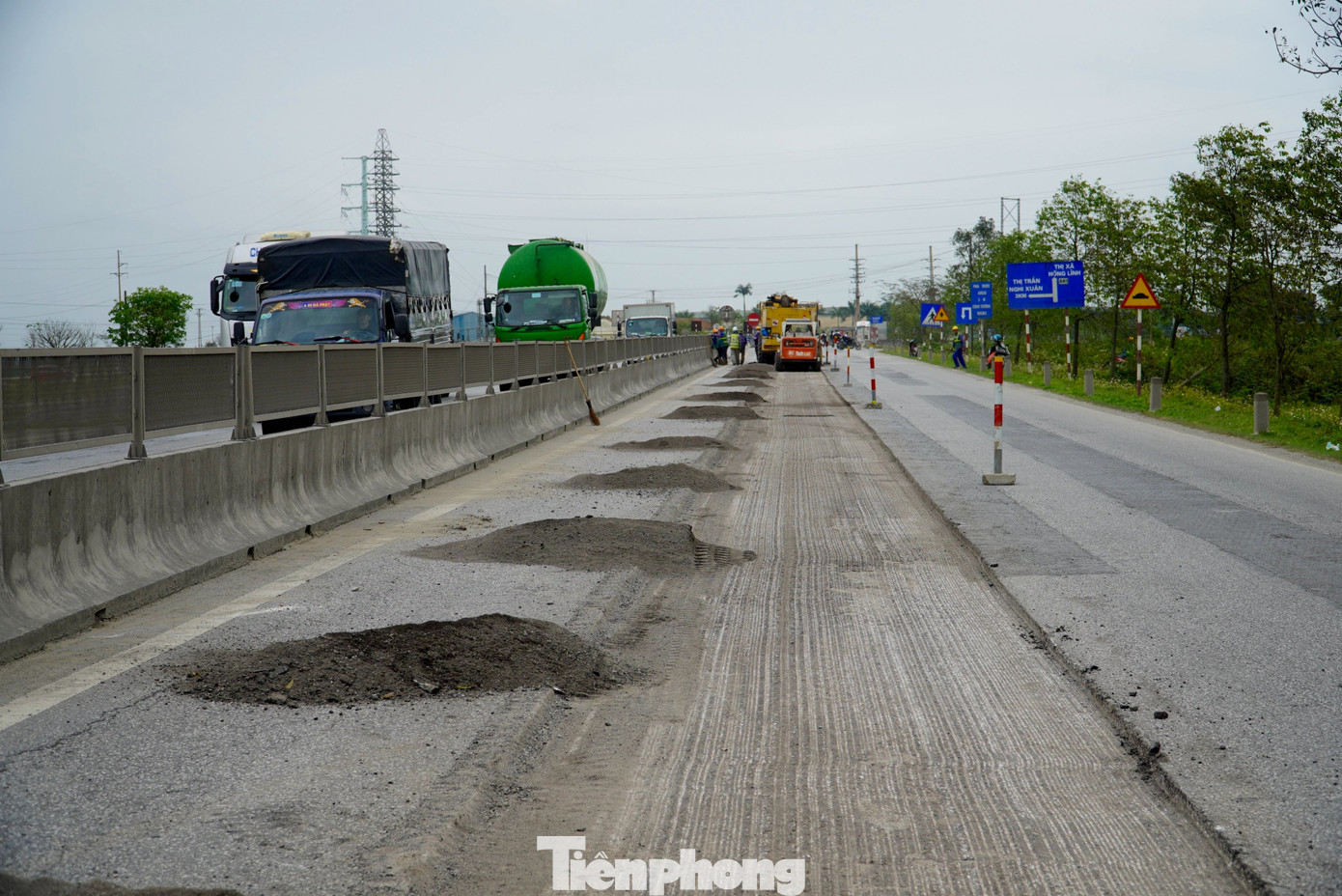 Đơn vị thi công dùng biện pháp cào bóc toàn bộ lớp bê tông nhựa cũ và thảm lại lớp bê tông nhựa mới. Những mặt đường bị hư hỏng, máy móc sẽ cào bóc, thổi bụi rồi thảm lại bê tông nhựa.