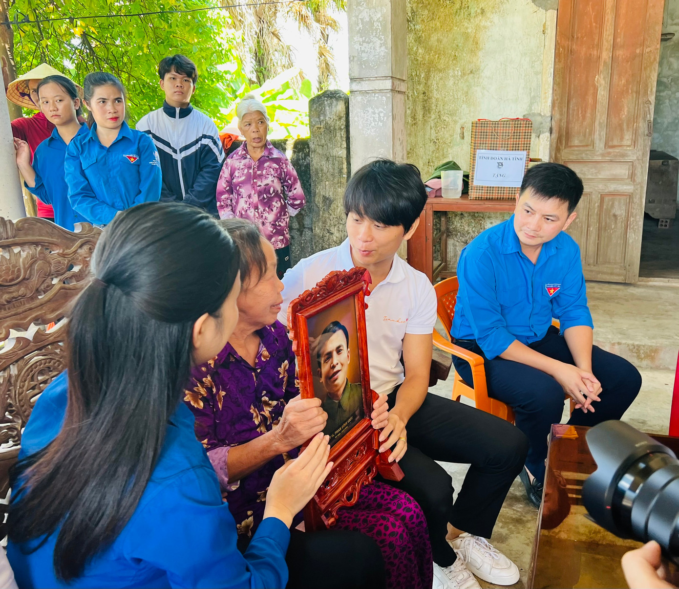 Đón nhận món quà, cháu gái của Anh hùng liệt sĩ Phan Đình Giót rất xúc động và vui mừng.