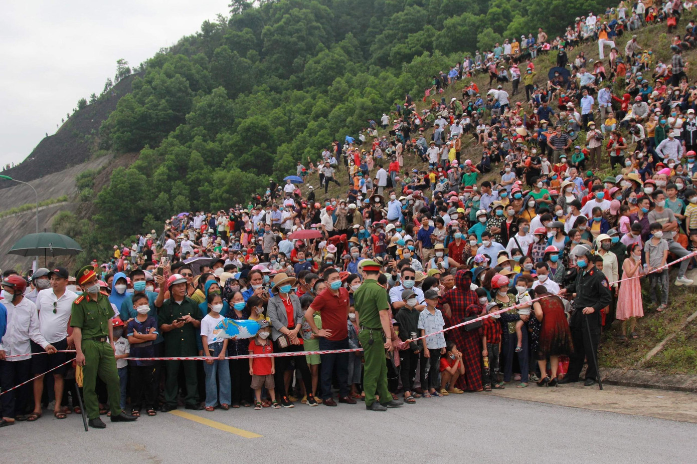 Hàng ngàn người dân chiêm ngưỡng màn bay khinh khí cầu.