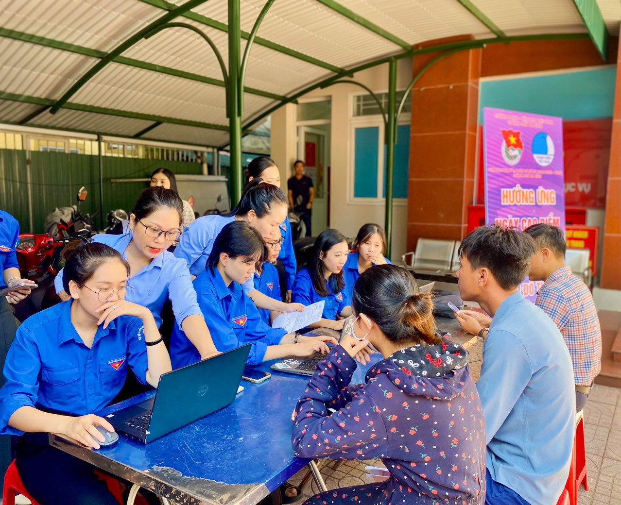 Theo đó, các cấp bộ Đoàn, Hội tổ chức hơn 40 lớp sinh hoạt chuyên đề, diễn đàn về triển khai phong trào “Thanh niên tham gia xây dựng đô thị văn minh”; tuyên truyền quảng bá về di tích lịch sử văn hóa, danh lam thắng cảnh, các điểm vui chơi, giải trí văn minh. Cùng với đó xây dựng mới, duy trì 1.025 tuyến phố văn minh với các tiêu chí Sáng - Xanh - Sạch - Đẹp - Văn minh - An toàn, Hành trình thứ hai của lốp xe, Con đường bích họa…