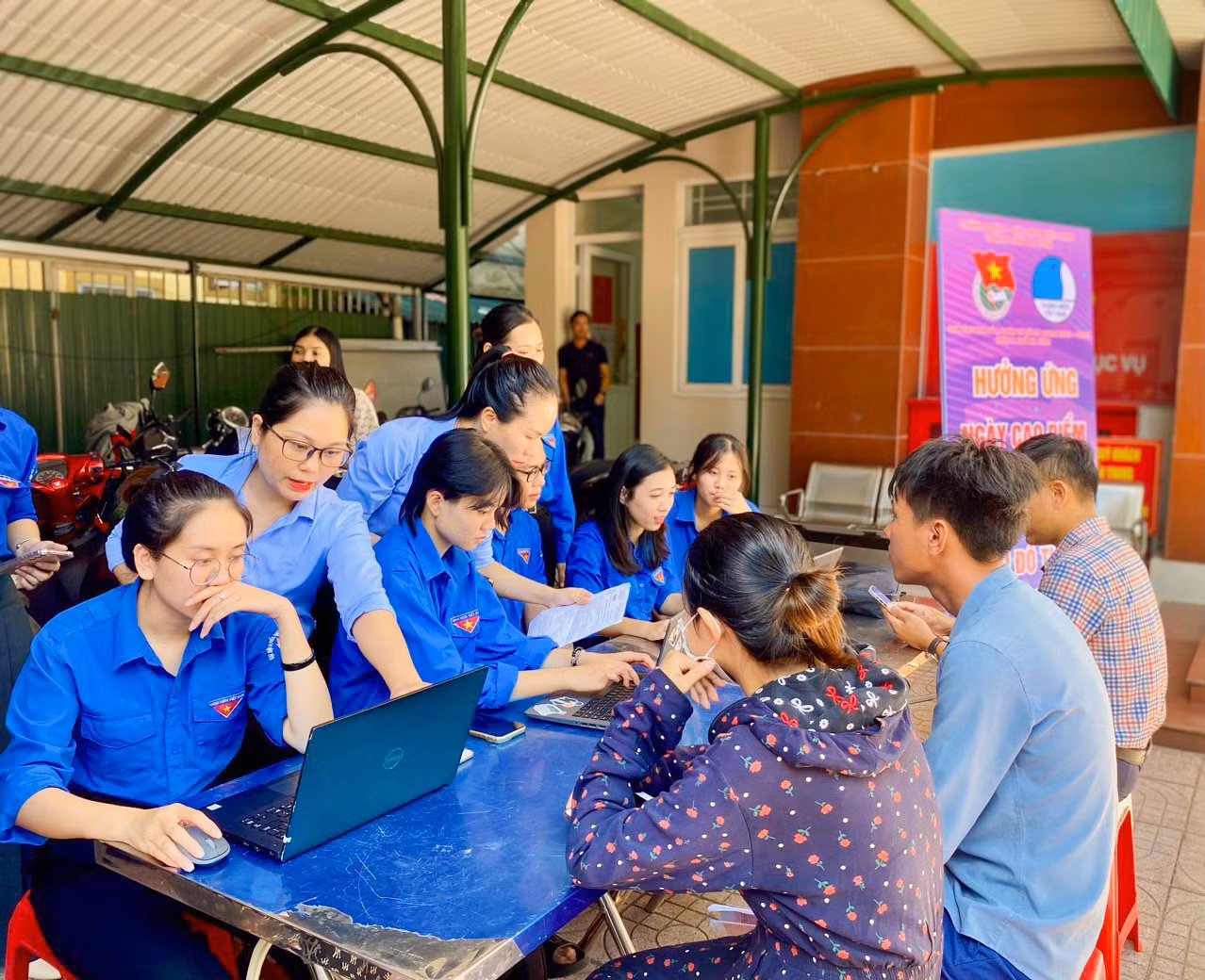 Theo đó, các cấp bộ Đoàn, Hội tổ chức hơn 40 lớp sinh hoạt chuyên đề, diễn đàn về triển khai phong trào “Thanh niên tham gia xây dựng đô thị văn minh”; tuyên truyền quảng bá về di tích lịch sử văn hóa, danh lam thắng cảnh, các điểm vui chơi, giải trí văn minh. Cùng với đó xây dựng mới, duy trì 1.025 tuyến phố văn minh với các tiêu chí Sáng - Xanh - Sạch - Đẹp - Văn minh - An toàn, Hành trình thứ hai của lốp xe, Con đường bích họa…
