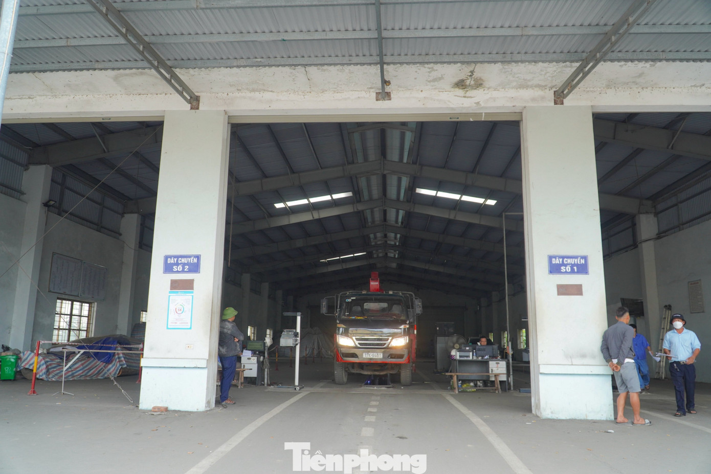 Ghi nhận tại đây, nhiều tài xế cho biết họ đi từ rạng sáng đến để chờ kiểm định, nhưng đến trưa vẫn chưa tới lượt. Một số tài xế khác cho biết đến đăng kiểm 3-4 lần nhưng vẫn chưa xong vì vi phạm hết lỗi này đến lỗi khác.