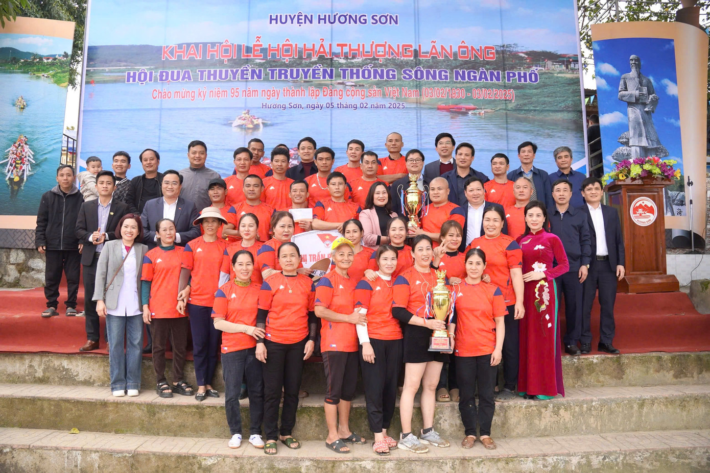 Kết thúc lễ hội đua thuyền, ban tổ chức trao giải Nhất nam cho đội thị trấn Phố Châu và giải Nhất nữ cho đội thị trấn Phố Châu.