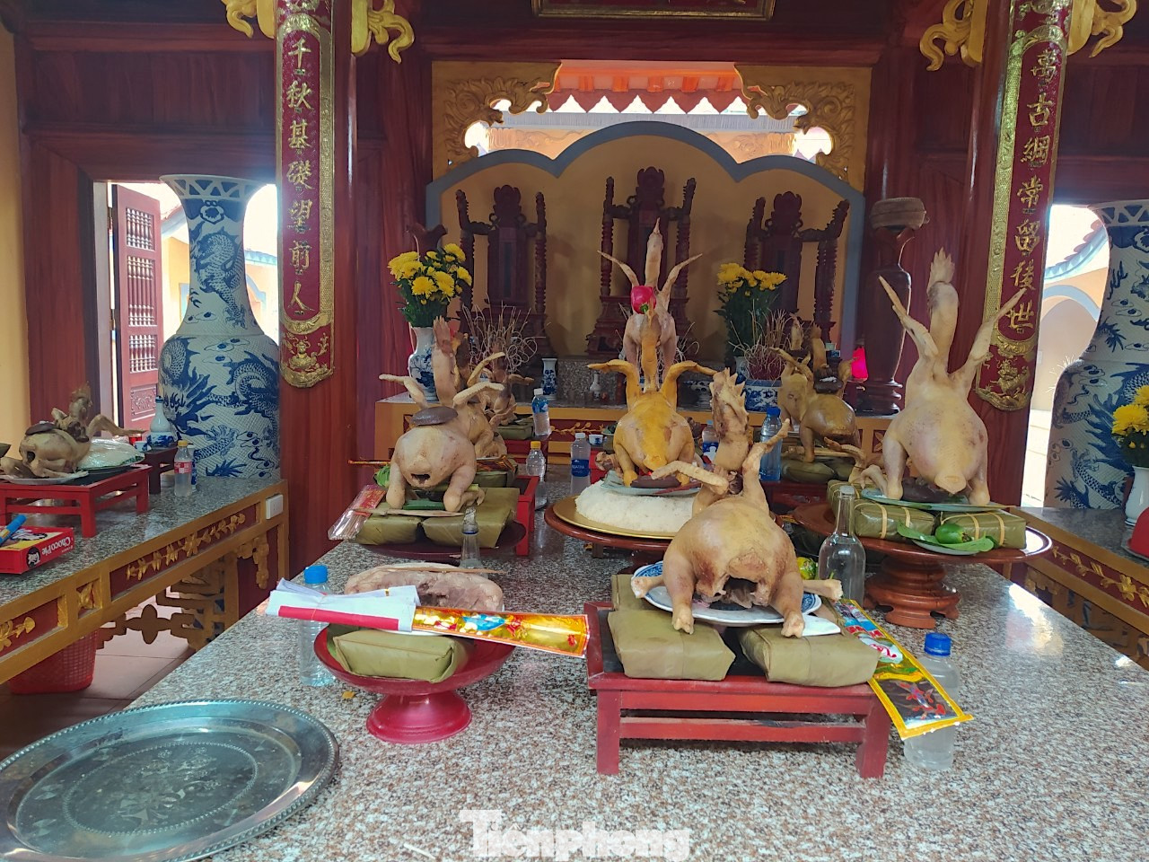 Người dân cho biết, để làm được các thế gà dâng lên trong mâm cỗ ngày rằm phải là người có kỹ thuật. Từ khâu làm thịt, đến luộc gà đòi hỏi phải có kinh nghiệm để tránh gà luộc quá chín gây nứt da.