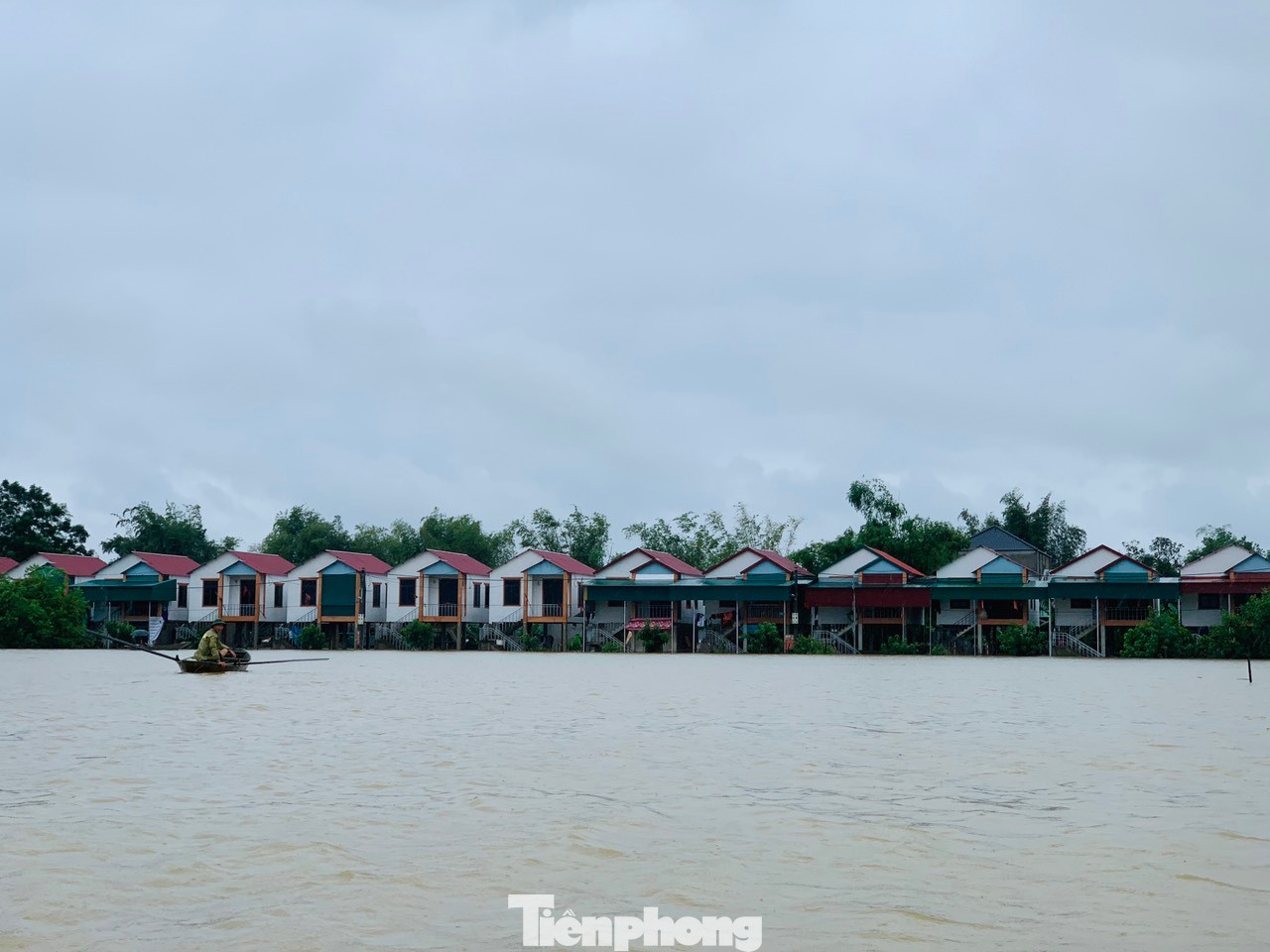 24 hộ dân vạn chài không còn phải lênh đênh trên chiếc thuyền nan nhỏ mà được an cư trong những ngôi nhà vượt lũ an toàn. Những ngôi nhà này được xây dựng vào năm 2022, nguồn kinh phí hỗ trợ từ các tổ chức, doanh nghiệp và cấp uỷ, chính quyền các cấp.