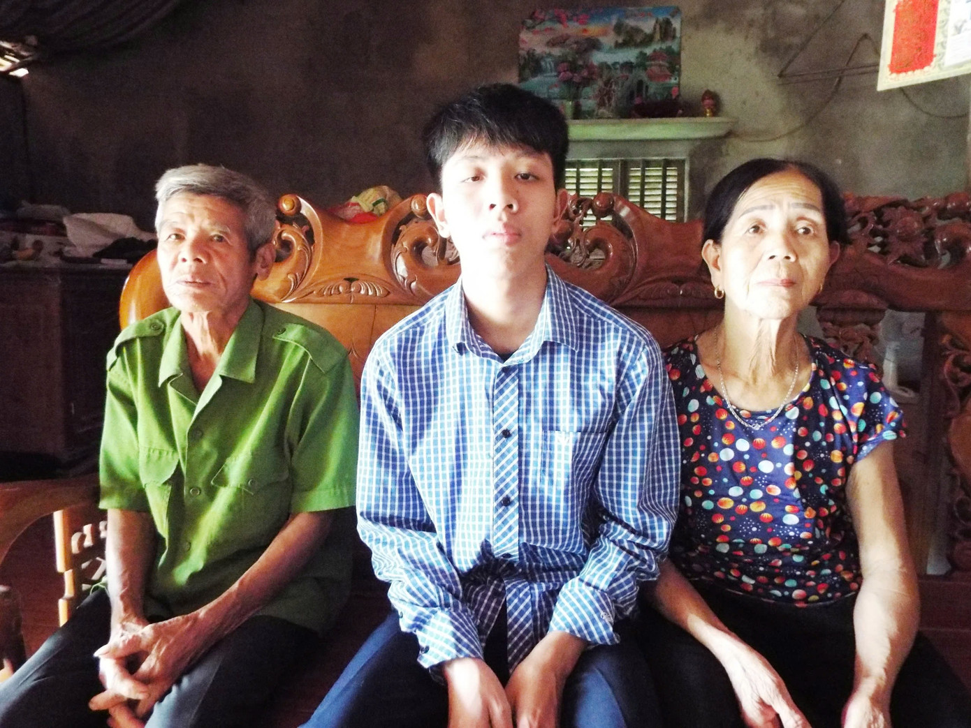 Em Hoàng Long Vũ bên cạnh ông bà nội. Em Hoàng Long Vũ bên cạnh ông bà nội.