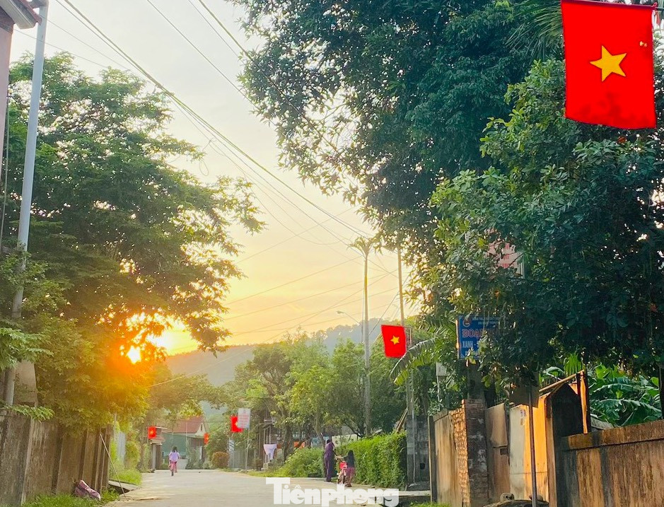 Anh Mai Phi Vũ – Bí thư Đoàn xã Sơn Kim 1 cho biết, đã thành thông lệ, cứ vào dịp đón ngày Quốc khánh, các bạn đoàn viên thanh niên xã tổ chức chỉnh trang cột cờ, thay mới cờ Tổ Quốc. Năm nay toàn xã treo hơn 1.500 lá cờ. Qua đó nâng cao tinh thần, trách nhiệm của thế hệ trẻ, người dân trong việc tôn vinh, gìn giữ lá cờ Tổ quốc treo trên các tuyến đường tại địa phương nhân các ngày lễ trọng đại của đất nước.