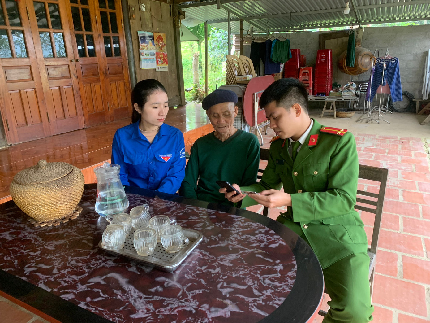 ĐVTN huyện Hương Khê hỗ trợ người dân cài đặt ứng dụng VNeID.