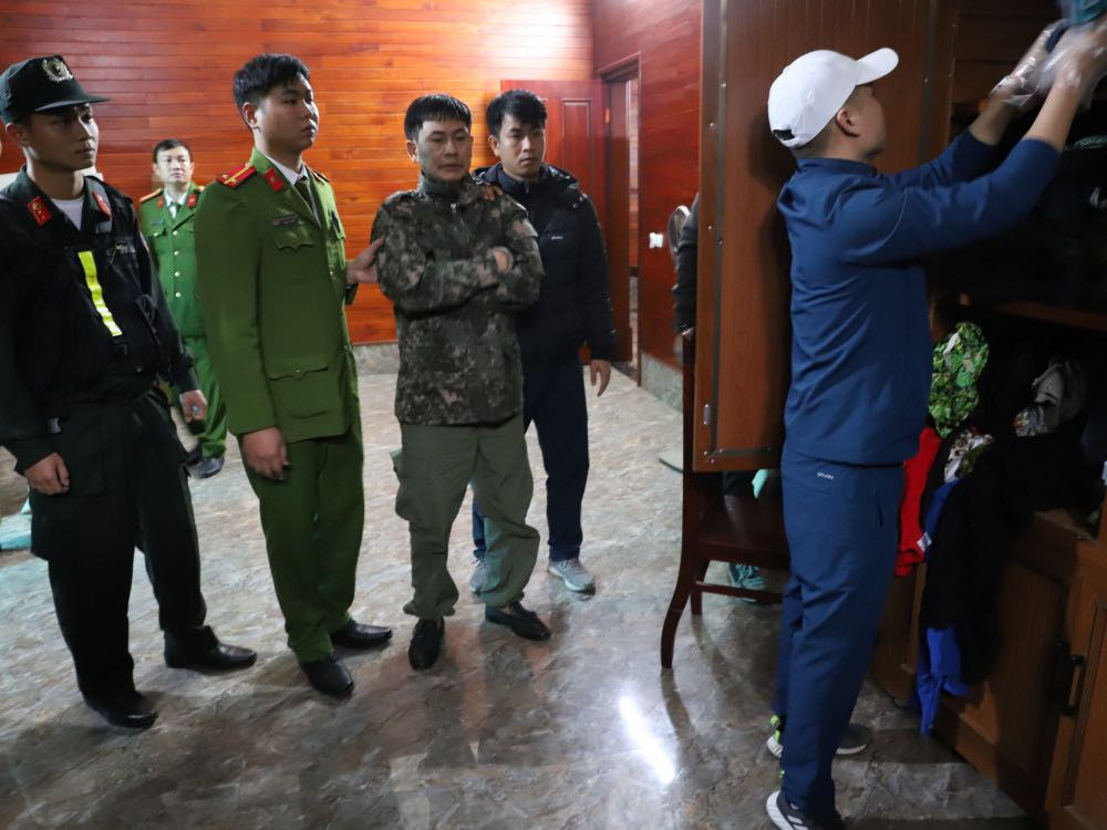 Công an khám xét tại nhà đối tượng Hoài.