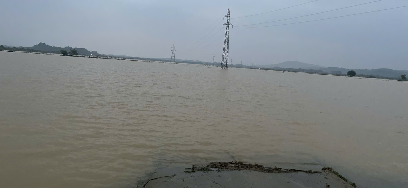 Nước sông dâng lên cao. Nước sông dâng lên cao.