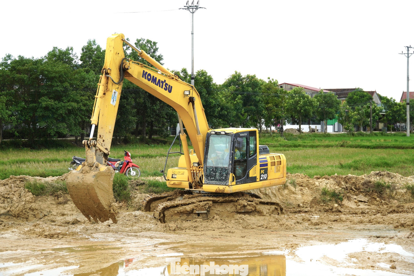 Đại diện đơn vị thực hiện dự án cho biết thêm, quá trình thi công gặp khó khăn khi có sự biến động tăng giá nhiên liệu, vật liệu xây dựng...