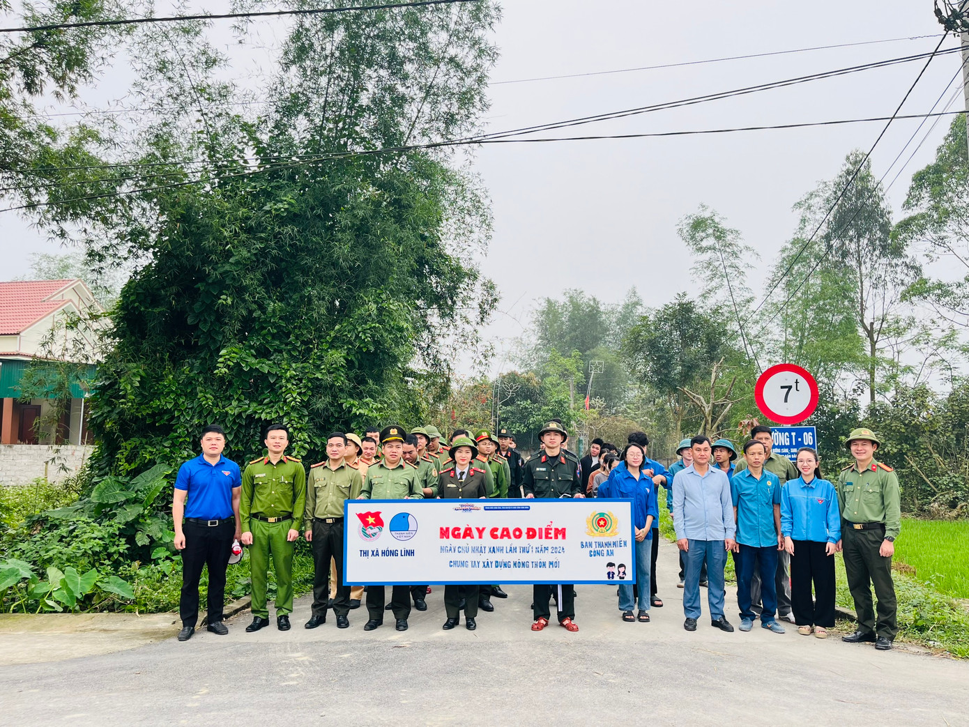 Thị đoàn Hồng Lĩnh phối hợp Ban Thanh niên Công an tỉnh Hà Tĩnh ra quân xóa bỏ 10 vườn tạp tại xã Thuận Lộc. Các cơ sở đoàn cũng đồng loạt ra quân vệ sinh môi trường hưởng ứng ngày cao điểm. Thị đoàn Hồng Lĩnh phối hợp Ban Thanh niên Công an tỉnh Hà Tĩnh ra quân xóa bỏ 10 vườn tạp tại xã Thuận Lộc. Các cơ sở đoàn cũng đồng loạt ra quân vệ sinh môi trường hưởng ứng ngày cao điểm.