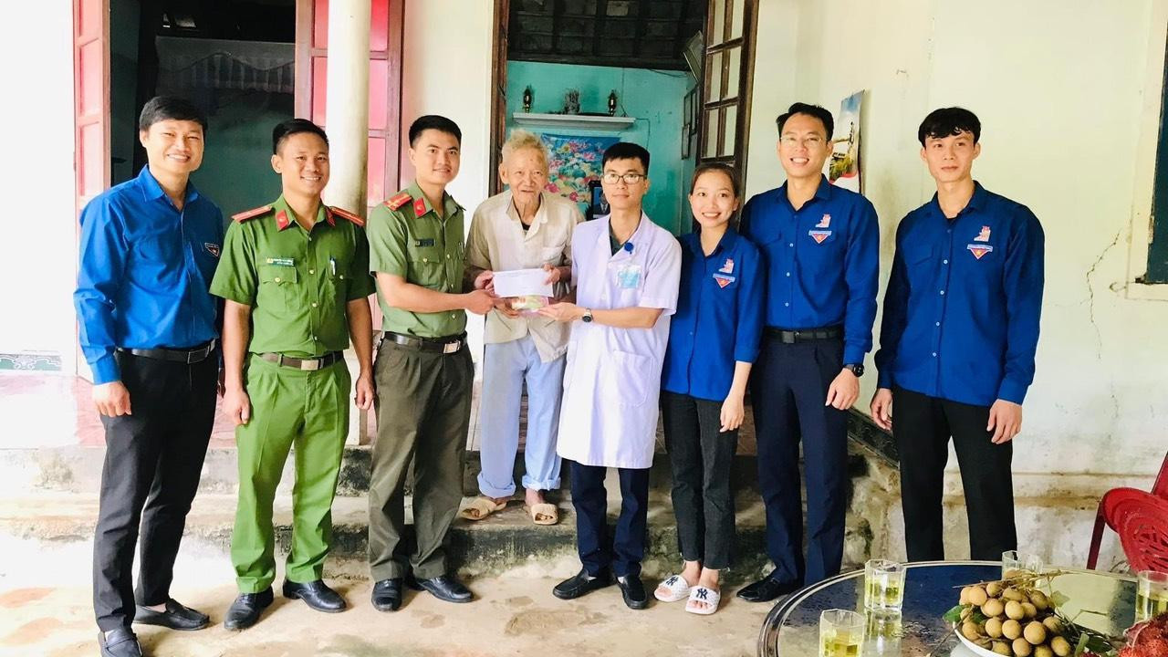 Tuổi trẻ Công an huyện Hương Sơn phối hợp với Huyện đoàn đến trao quà, khám bệnh miễn phí cho đối tượng chính sách.