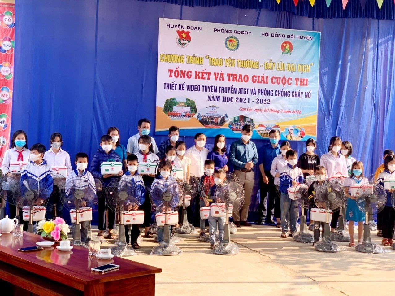 Huyện đoàn Can Lộc phối hợp với Hội đồng Đội, Phòng Giáo dục và đào tạo huyện tổ chức chương trình Trao yêu thương - đẩy lùi đại dịch và tổng kết, trao giải cuộc thi: Thiết kế video tuyên truyền ATGT và phòng chống cháy nổ năm học 2021 - 2022. Chương trình đã vận động được 100 suất quà trị giá 80 triệu đồng.