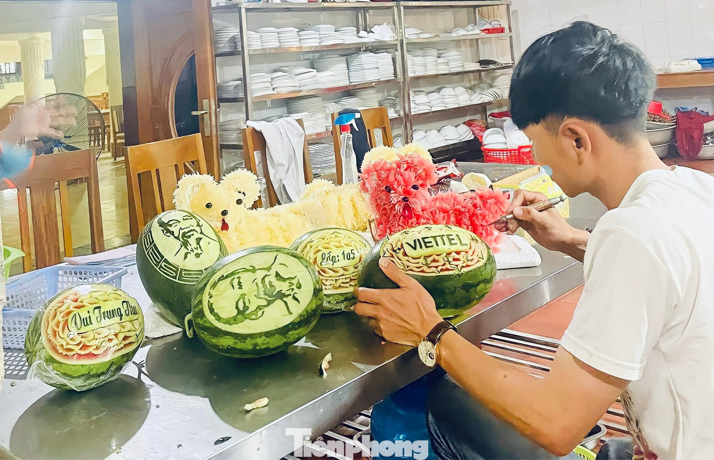 Hơn 1 tuần nay, anh Phạm Quang Thiết (28 tuổi, trú tại huyện Hương Sơn, tỉnh Hà Tĩnh) nhận được nhiều đơn khách hàng đặt cắt tỉa các loại quả trang trí mâm cỗ Tết Trung thu. Để đáp ứng nhu cầu khách hàng, ngoài làm việc ban ngày, anh phải làm việc xuyên đêm. Hơn 1 tuần nay, anh Phạm Quang Thiết (28 tuổi, trú tại huyện Hương Sơn, tỉnh Hà Tĩnh) nhận được nhiều đơn khách hàng đặt cắt tỉa các loại quả trang trí mâm cỗ Tết Trung thu. Để đáp ứng nhu cầu khách hàng, ngoài làm việc ban ngày, anh phải làm việc xuyên đêm.