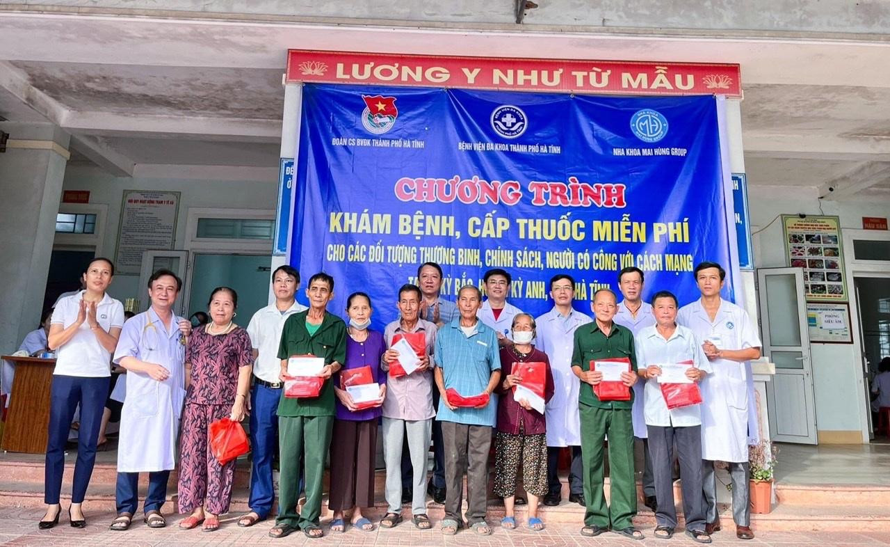 Trong thời gian qua, các cấp bộ Đoàn cũng đã tổ chức 40 lượt cấp phát thuốc, khám sức khoẻ miễn phí cho 8.897 đối tượng chính sách. Trong ảnh hoạt động được Thành đoàn thành phố Hà Tĩnh phối hợp triển khai.