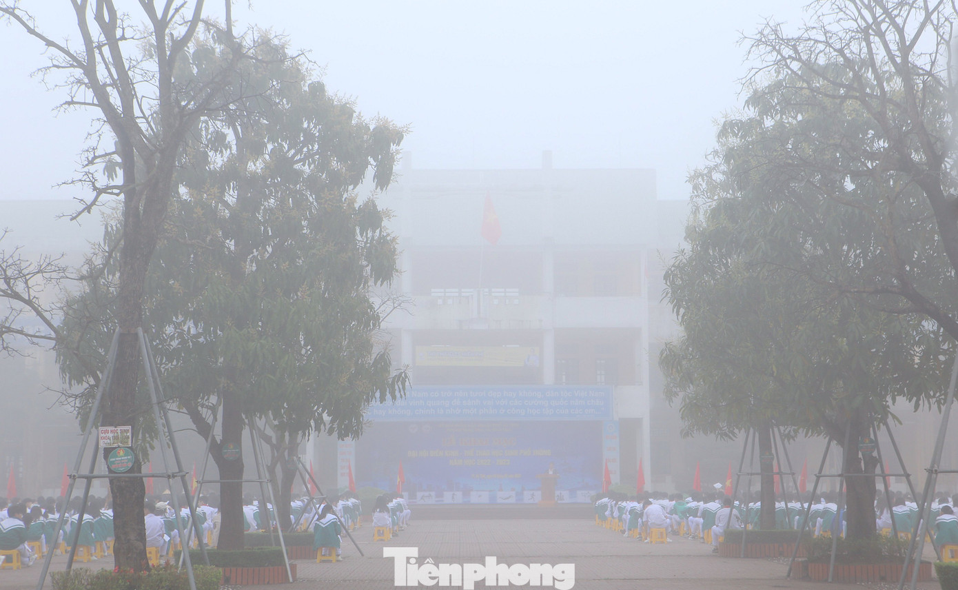 Sương mù dày đặc bao trùm sân trường tại buổi chào cờ ngày thứ 2 đầu tuần của Trường THCS Lê Văn Thiêm (Thành phố Hà Tĩnh).