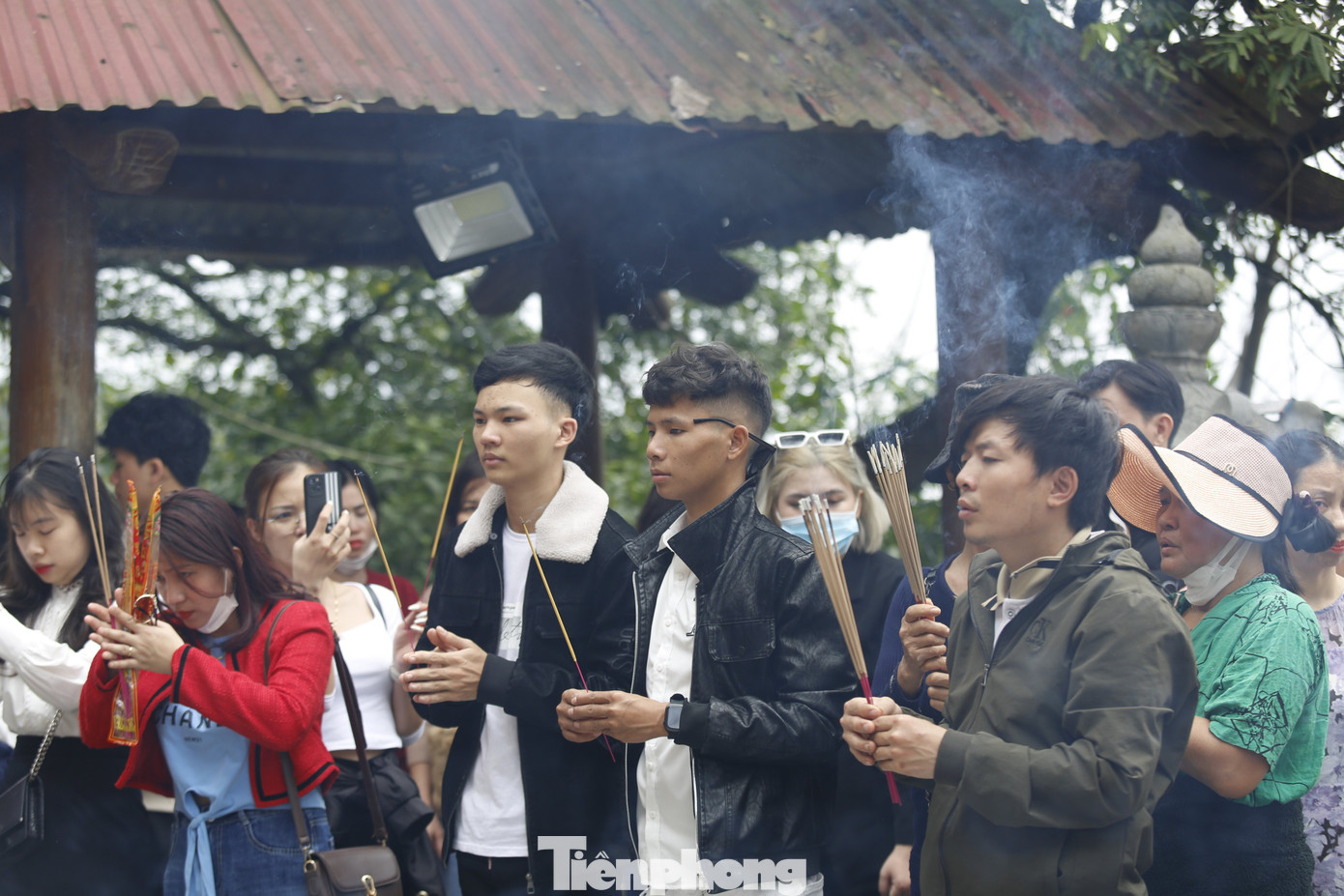 “Đi chùa đầu năm mới không chỉ cầu mọi sự tốt đẹp đến với bản thân, gia đình mà để trong lòng cảm thấy nhẹ nhõm hơn. Để di chuyển lên được đỉnh chùa tôi phải đi mất gần 1h đồng hồ vì dịp này số lượng khách đi chùa rất đông”, anh Tuấn (trú tại thành phố Hà Tĩnh) chia sẻ.