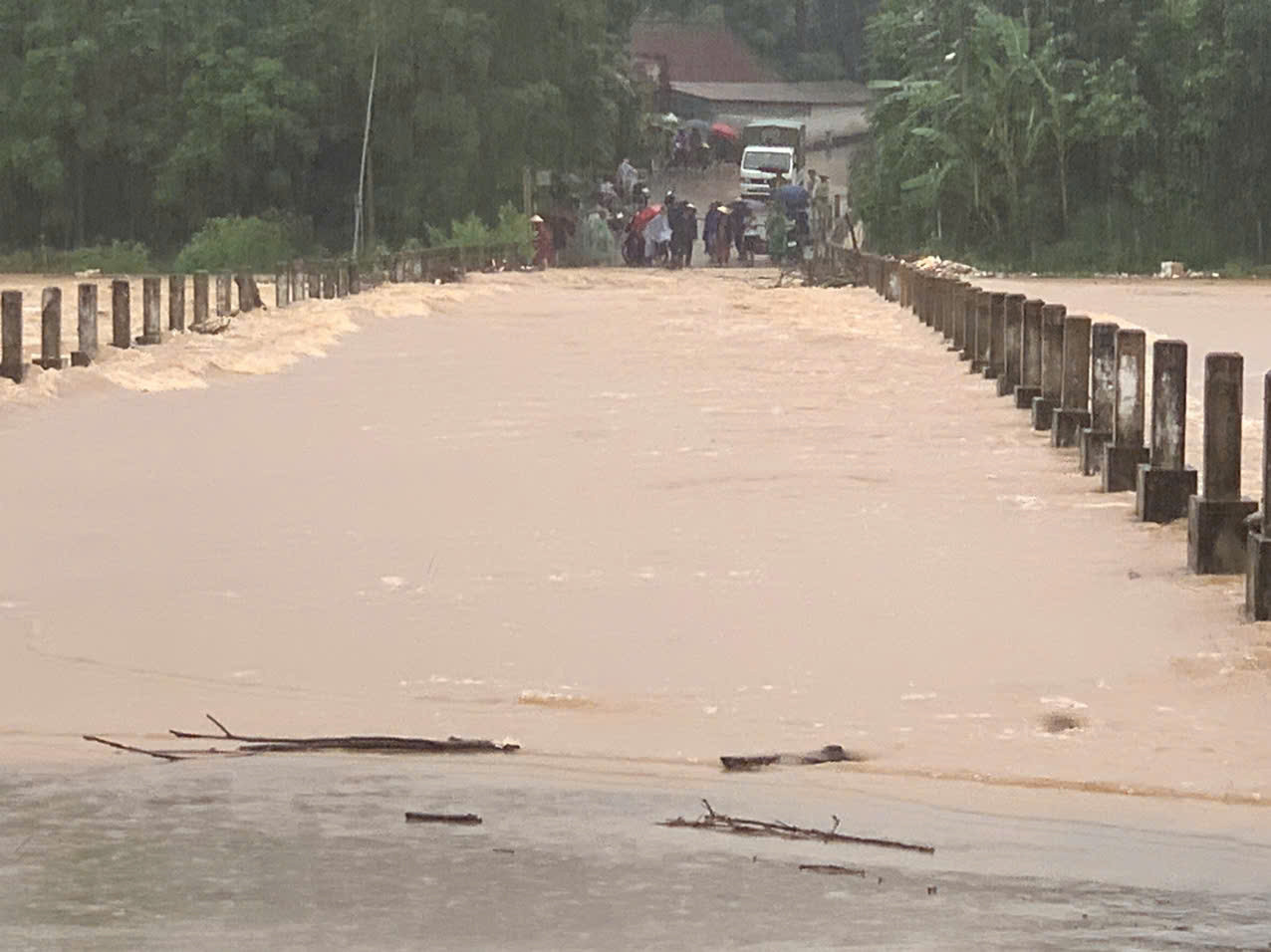 Cũng trong sáng nay, cầu tràn thôn Trung Lưu, xã Sơn Tây (huyện Hương Sơn) đã bị ngập, cấm phương tiện lưu thông để đảm bảo an toàn.