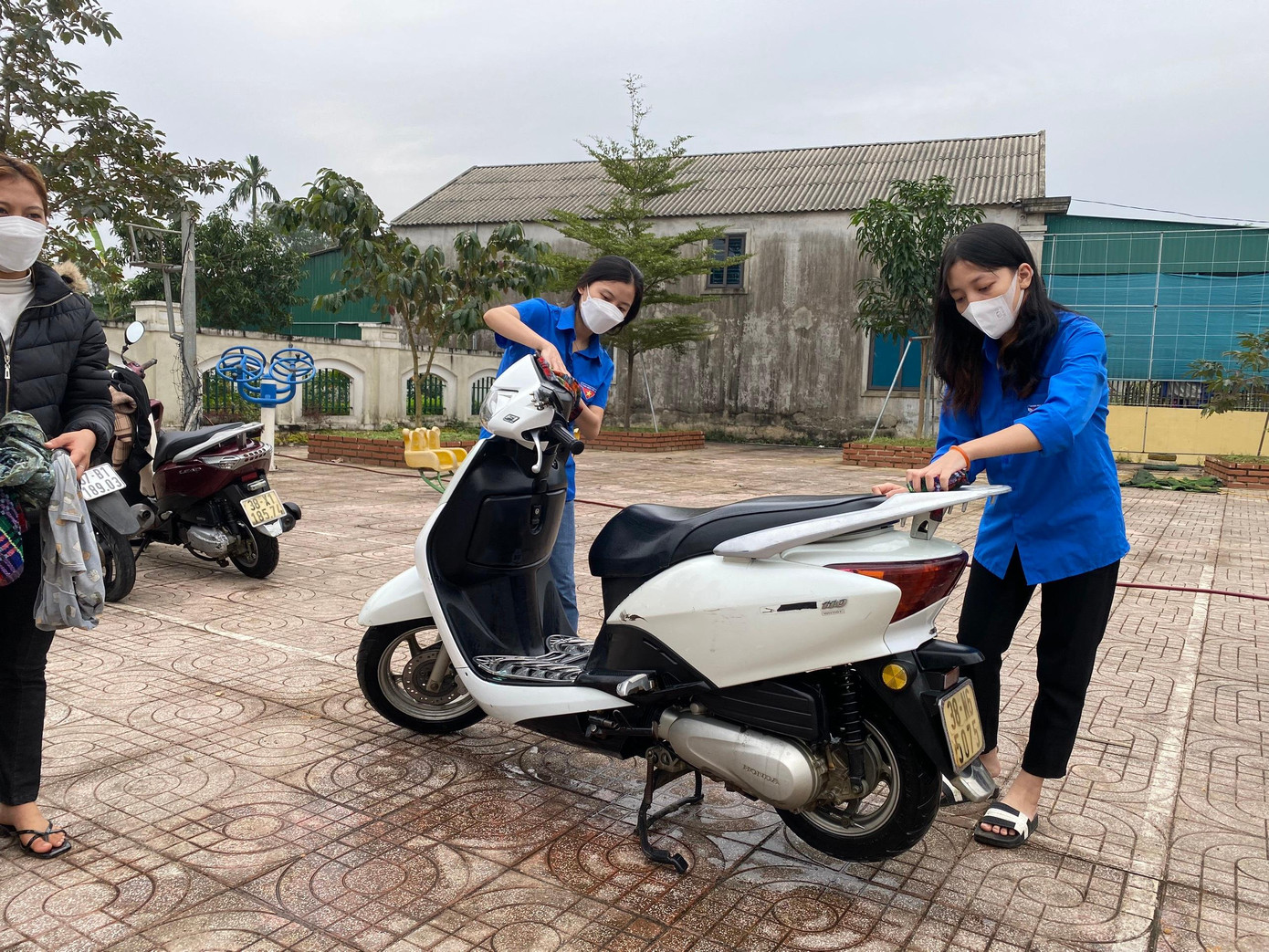 Điểm dịch vụ này đã thu hút nhiều người dân trong và ngoài xã đến rửa xe, ủng hộ.