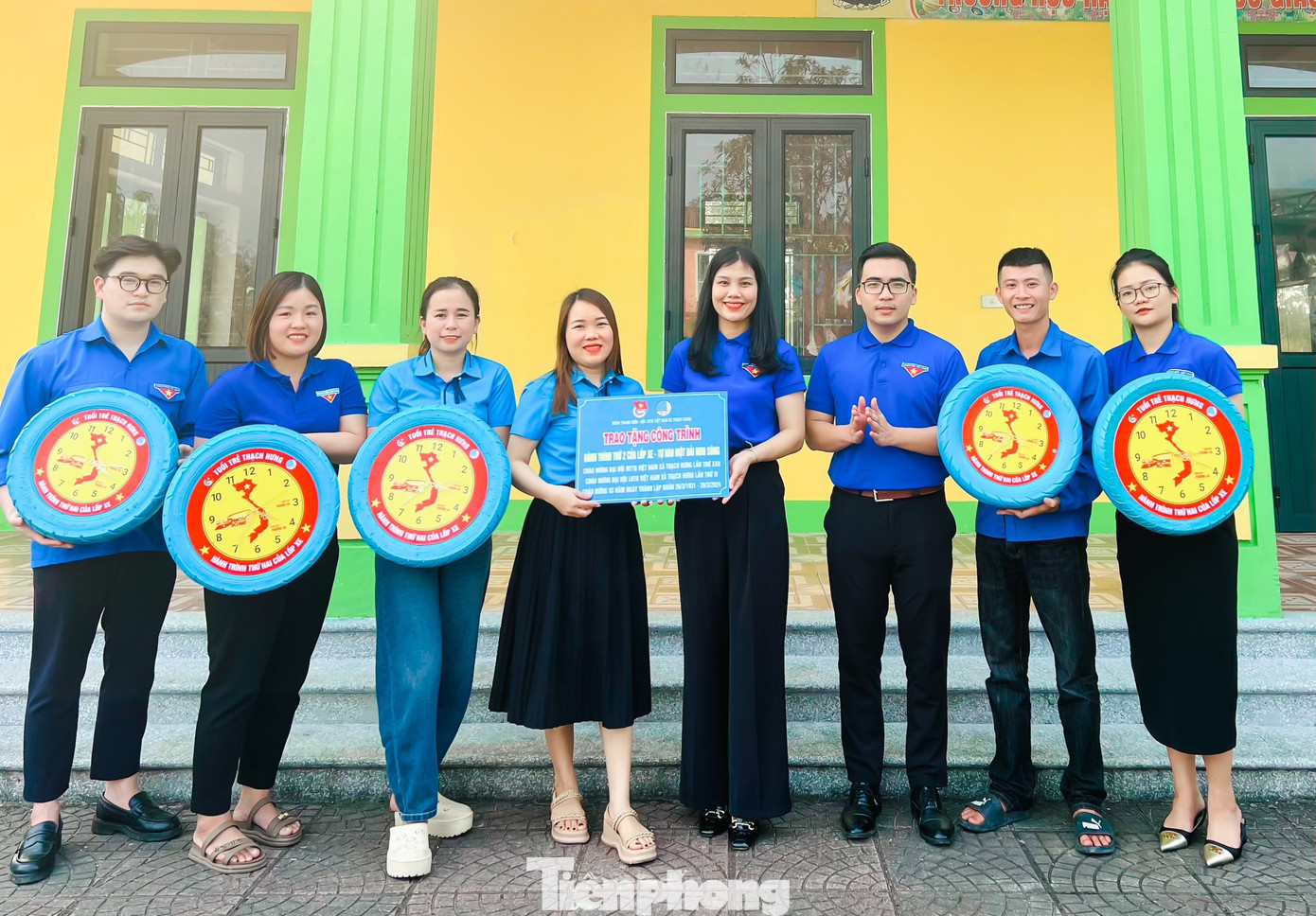 Tuổi trẻ xã Thạch Hưng trao tặng công trình ý nghĩa tại trường học.