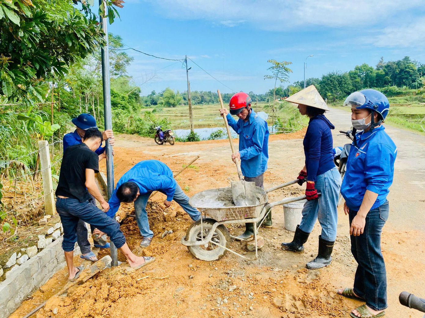 Từ nguồn hỗ trợ, những thanh niên đã cùng góp hàng trăm ngày công để tiến hành lắp đặt các tuyến đường điện thắp sáng. Từ nguồn hỗ trợ, những thanh niên đã cùng góp hàng trăm ngày công để tiến hành lắp đặt các tuyến đường điện thắp sáng.