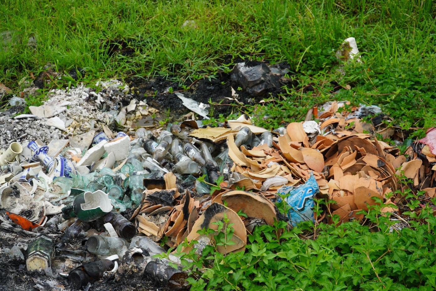 Đặc biệt tại điểm nối giao nhau với đường Nguyễn Hoành Từ, vật liệu xây dựng, rác thải xây dựng, mảnh vỡ thuỷ tinh đổ ngổn ngang…