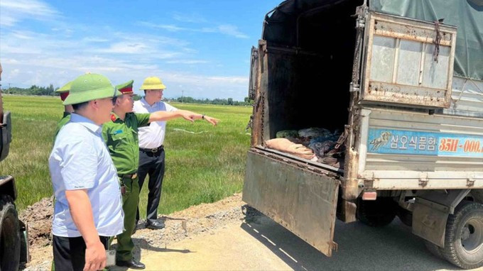 Lực lượng chức năng phát hiện, bắt giữ xe ôtô chở 1 tấn sản phẩm động vật không rõ nguồn gốc.