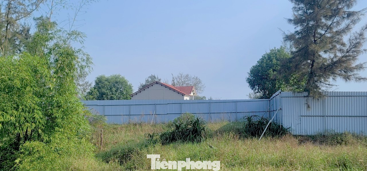 Hiện tại chủ đầu tư mới quây tôn xung quanh đất dự án triển khai xây dựng.