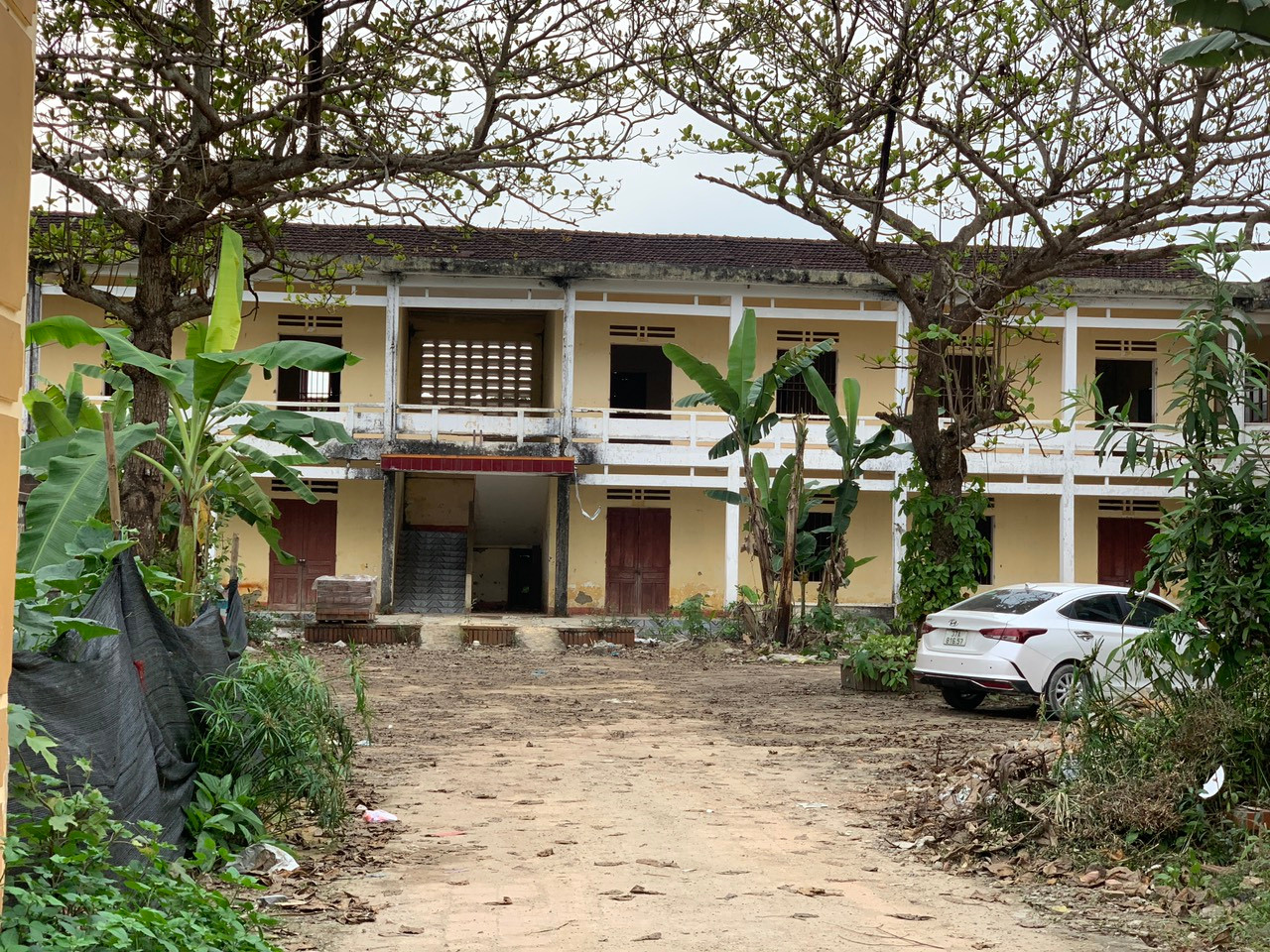 Hiện tại, nhiều trụ sở, trường học tại Hà Tĩnh vẫn chưa xử lý sau nhiều năm thực hiện đề án sáp nhập. Theo thời gian, những công trình tiền tỷ này ngày càng xuống cấp, bỏ hoang gây lãng phí.