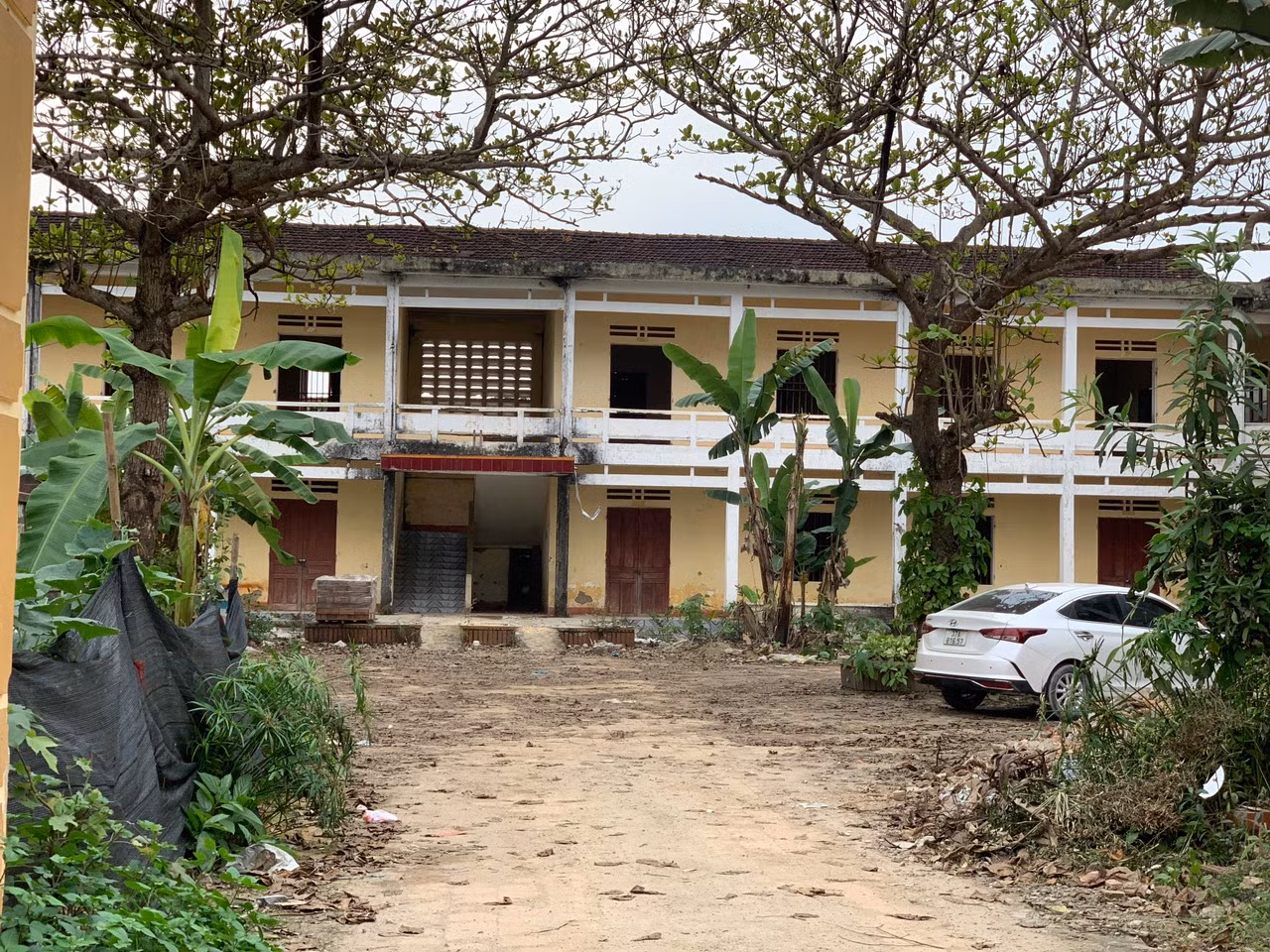 Hiện tại, nhiều trụ sở, trường học tại Hà Tĩnh vẫn chưa xử lý sau nhiều năm thực hiện đề án sáp nhập. Theo thời gian, những công trình tiền tỷ này ngày càng xuống cấp, bỏ hoang gây lãng phí.