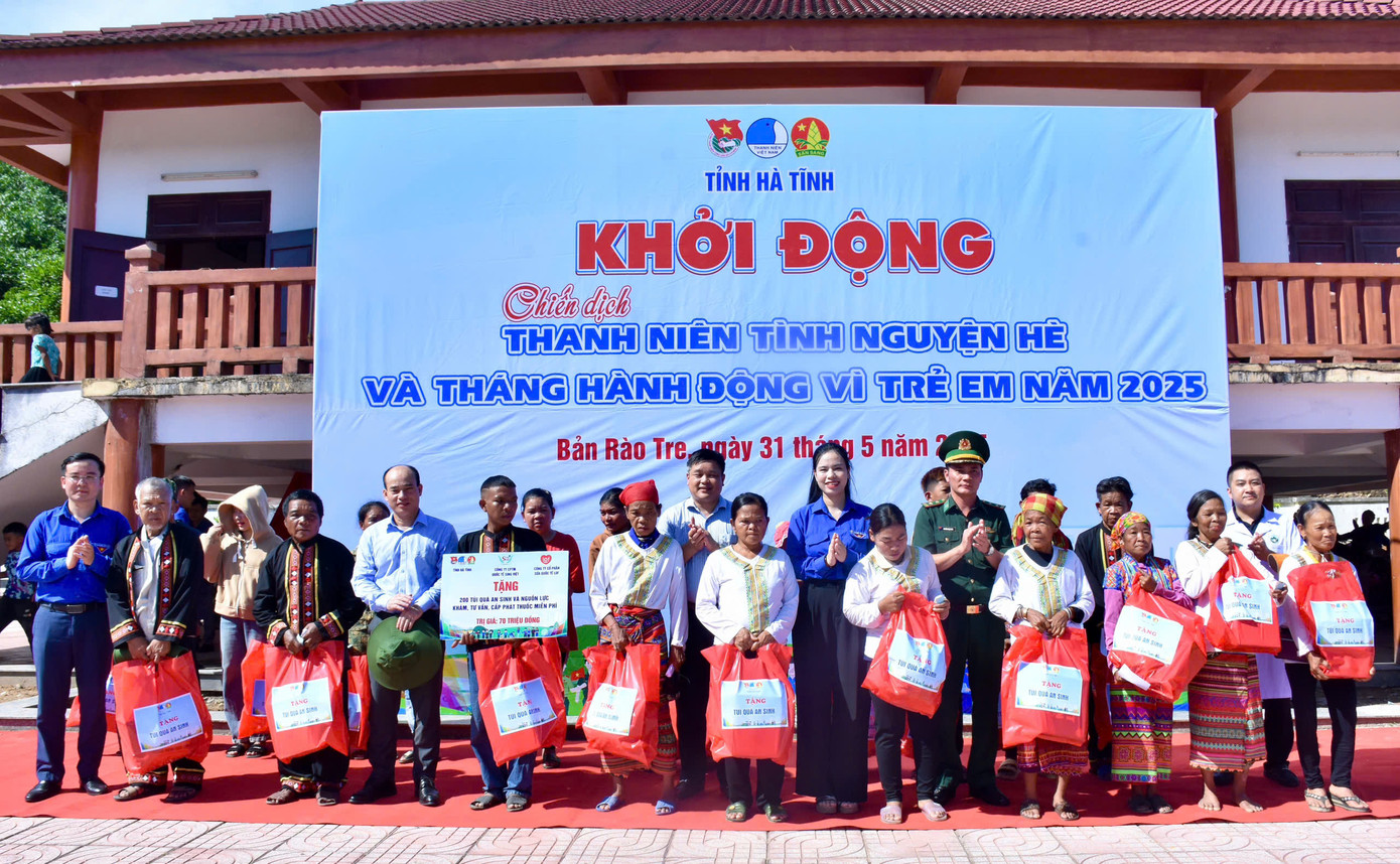 Ban tổ chức trao quà hỗ trợ người dân tộc Chứt.