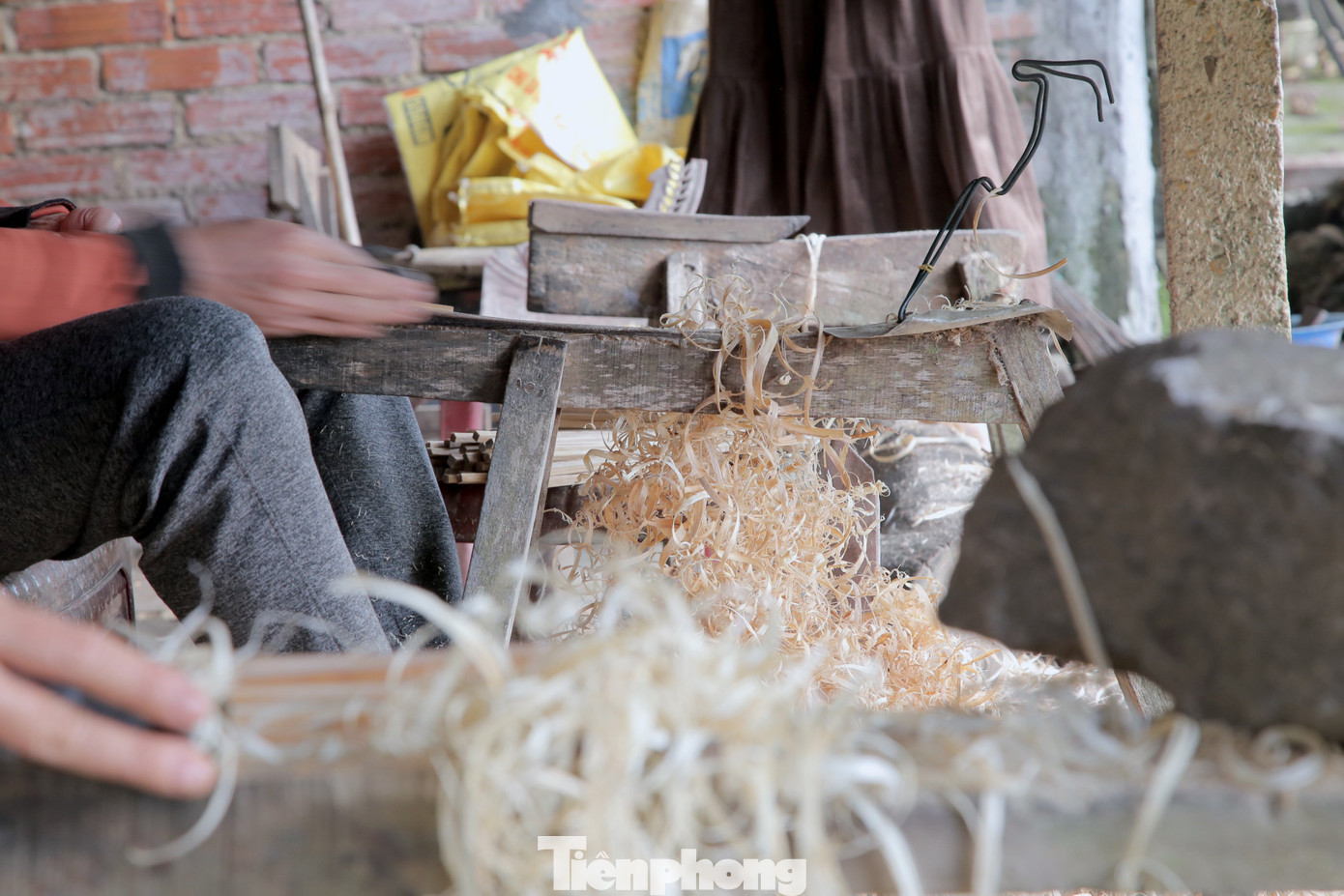 Những gốc cau được người dân lấy từ vùng núi sâu tại Nghệ An về làm đũa. Cau Nàng Rưng chỉ mọc ở vùng núi sâu. Để có nguyên liệu làm đũa, người dân xã Phúc Trạch phải vượt hơn 200km sang các vùng núi miền Tây Nghệ An để săn gốc cau. Những gốc cau được người dân lấy từ vùng núi sâu tại Nghệ An về làm đũa. Cau Nàng Rưng chỉ mọc ở vùng núi sâu. Để có nguyên liệu làm đũa, người dân xã Phúc Trạch phải vượt hơn 200km sang các vùng núi miền Tây Nghệ An để săn gốc cau.