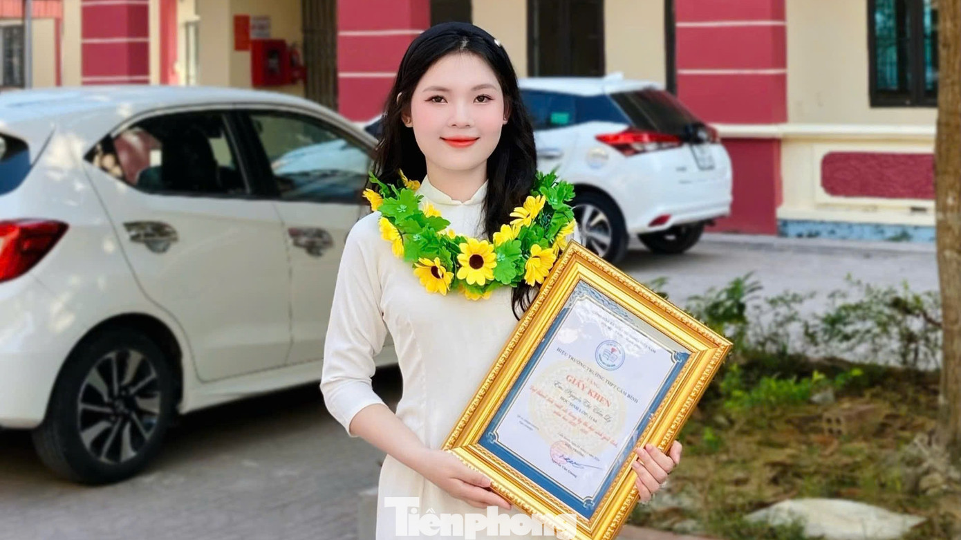 Ngoài việc là một Bí thư Chi đoàn tại trường học, Cẩm Ly còn đảm nhận vị trí Bí thư Chi đoàn tại địa phương.