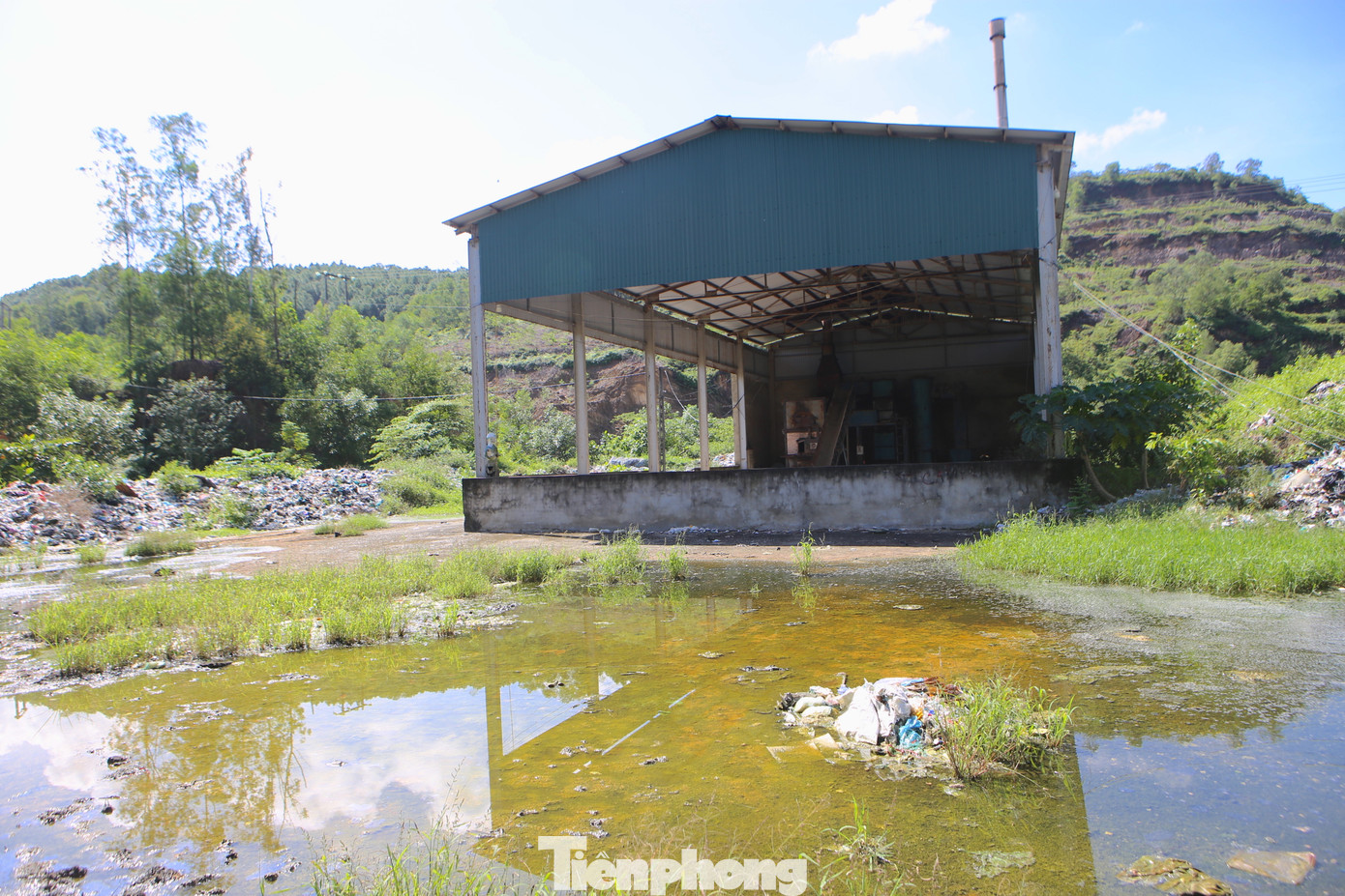 Khu vực lò đốt rác ngừng hoạt động, nước chảy tứ tung để lại khung cảnh ngổn ngang... Khu vực lò đốt rác ngừng hoạt động, nước chảy tứ tung để lại khung cảnh ngổn ngang...