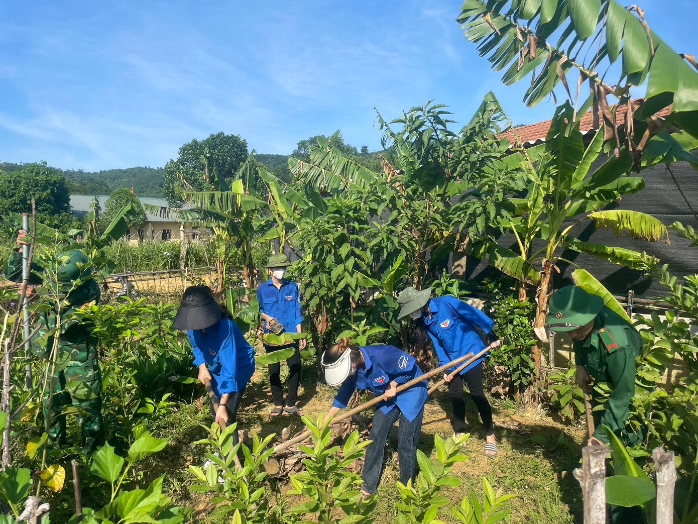 Đoàn thanh niên cùng lực lượng biên phòng chỉnh trang vườn tược để người Chứt đón Tết Lấp lỗ. Đoàn thanh niên cùng lực lượng biên phòng chỉnh trang vườn tược để người Chứt đón Tết Lấp lỗ.