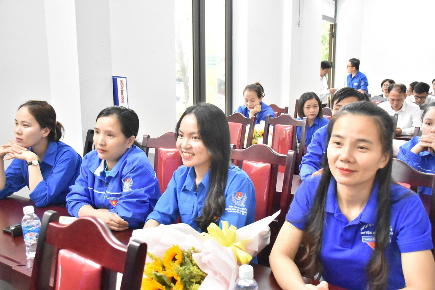 Đông đảo lực lượng thanh niên tham gia chương trình. Đông đảo lực lượng thanh niên tham gia chương trình.