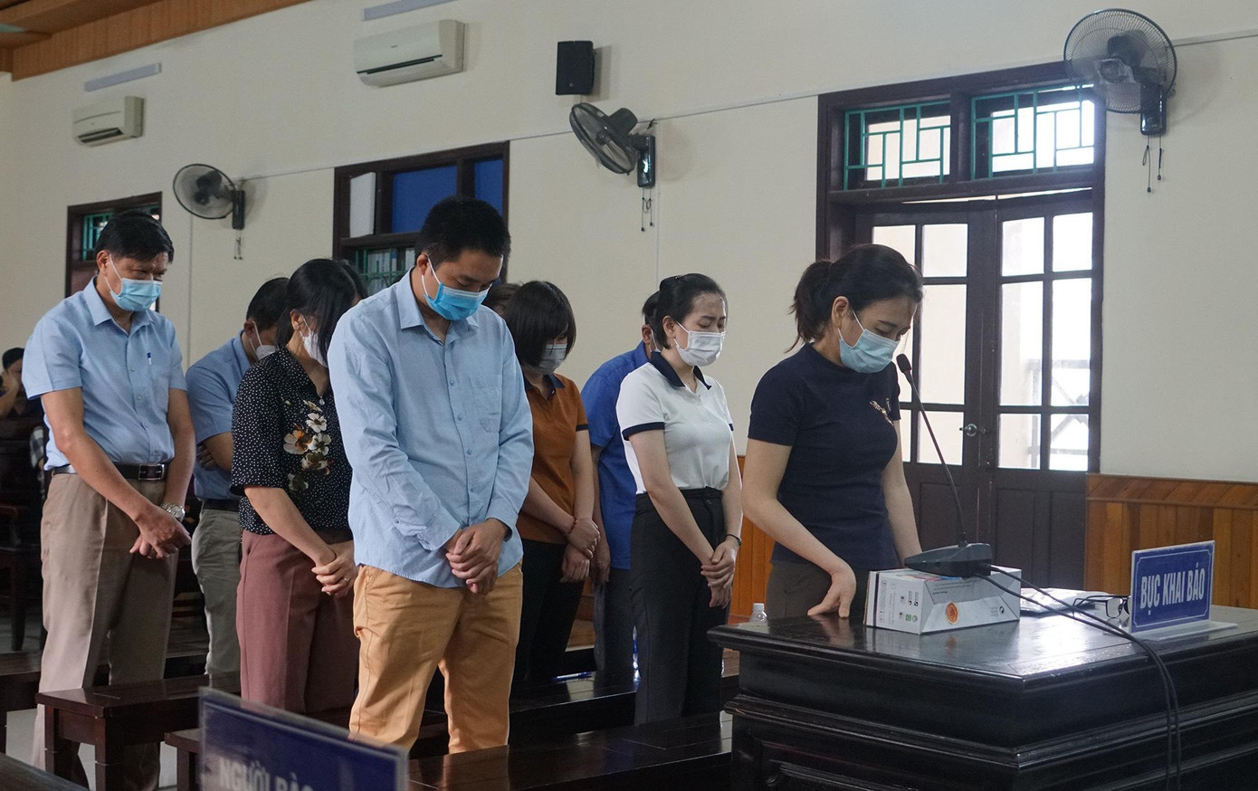 Các bị cáo tại phiên toà xét xử.