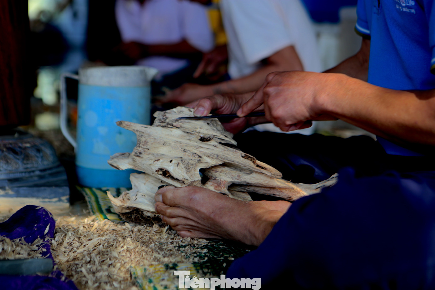 Người thợ dùng những chiếc đục đủ kích cỡ để phá, gạn, tỉa khúc dó bầu để tách ra miếng trầm.