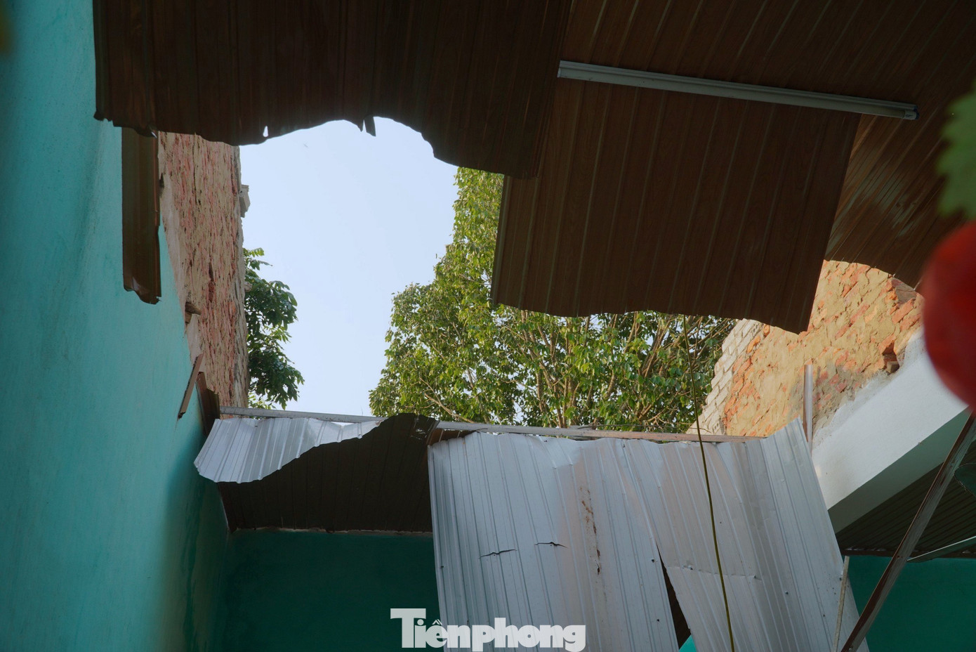 Đây là điểm trường có 94 cháu học. Song từ ngày bị hư hỏng do lốc xoáy đến nay, toàn bộ học sinh phải nghỉ học do chưa được khắc phục. Đây là điểm trường có 94 cháu học. Song từ ngày bị hư hỏng do lốc xoáy đến nay, toàn bộ học sinh phải nghỉ học do chưa được khắc phục.