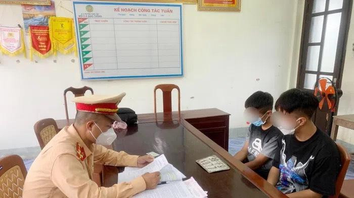 Hai thanh niên làm việc tại cơ quan công an.