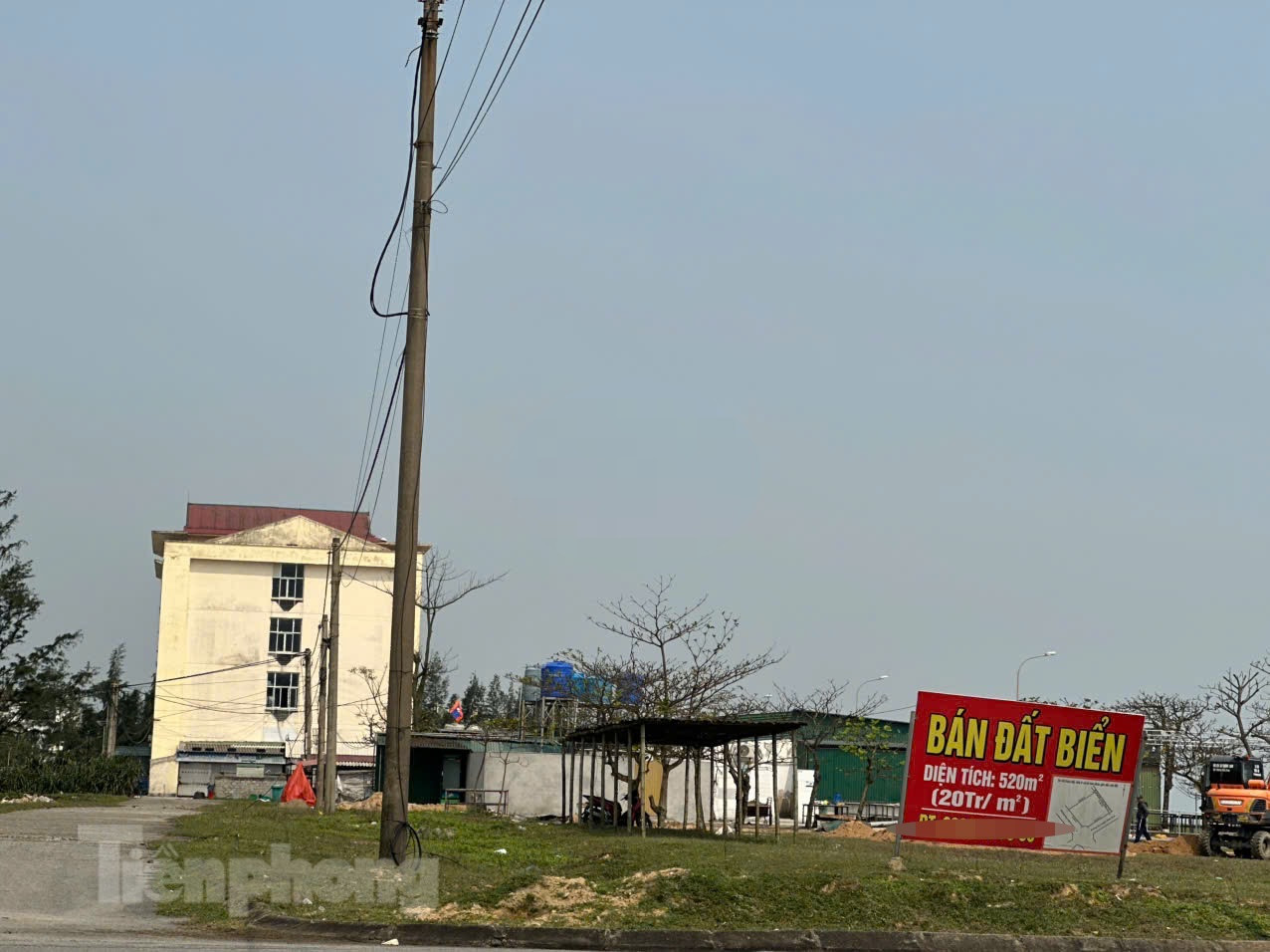 Những biển rao bán đất, giá mỗi mét vuông 20 triệu đồng tại khu vực biển thị trấn Lộc Hà. Những biển rao bán đất, giá mỗi mét vuông 20 triệu đồng tại khu vực biển thị trấn Lộc Hà.