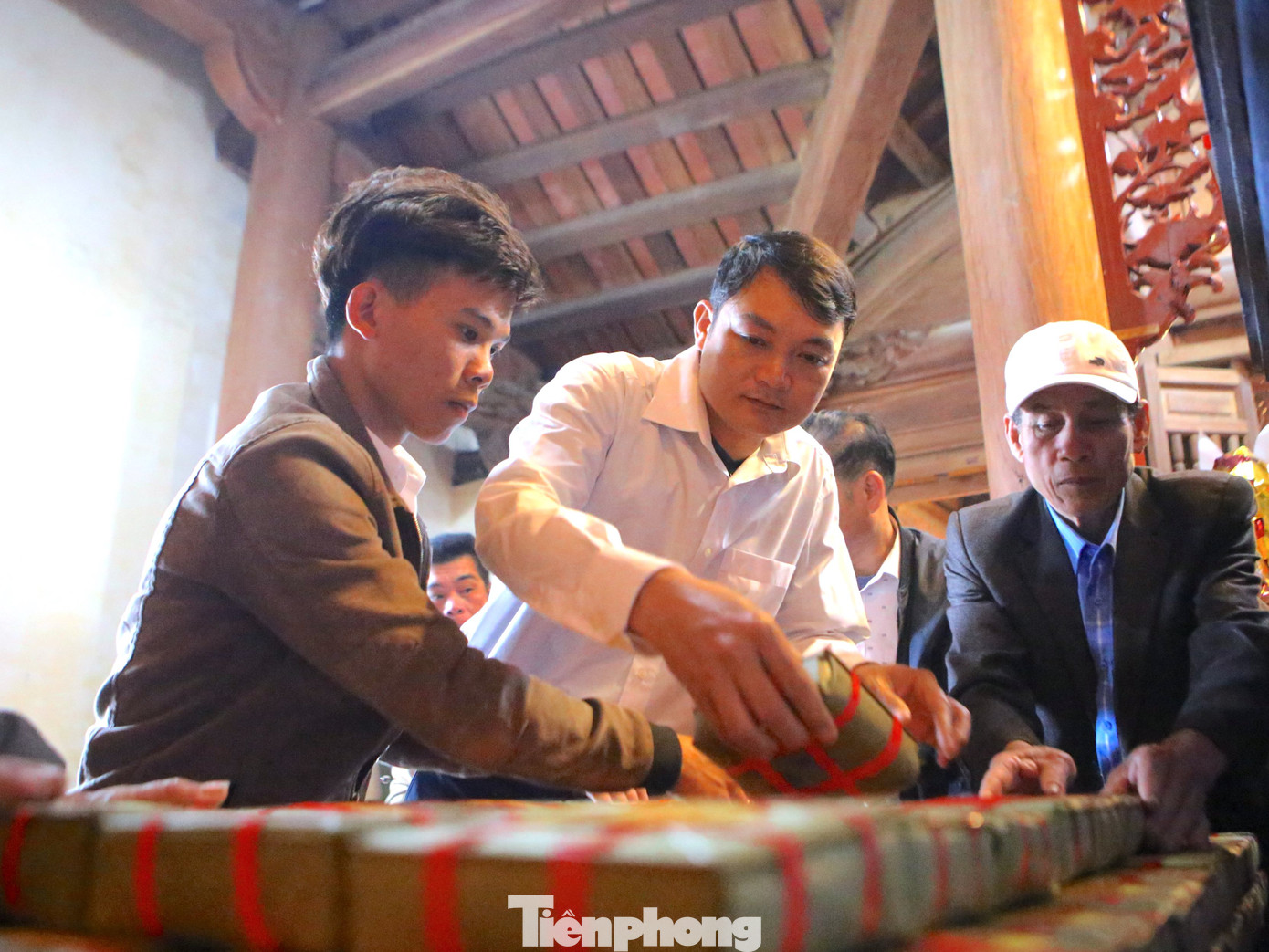 Những người gói bánh phải có tay nghề, khéo léo để làm ra những chiếc bánh đẹp mắt dâng tiến lên vua. Khi gói bánh xong, người dân tại các thôn sẽ nấu bánh.