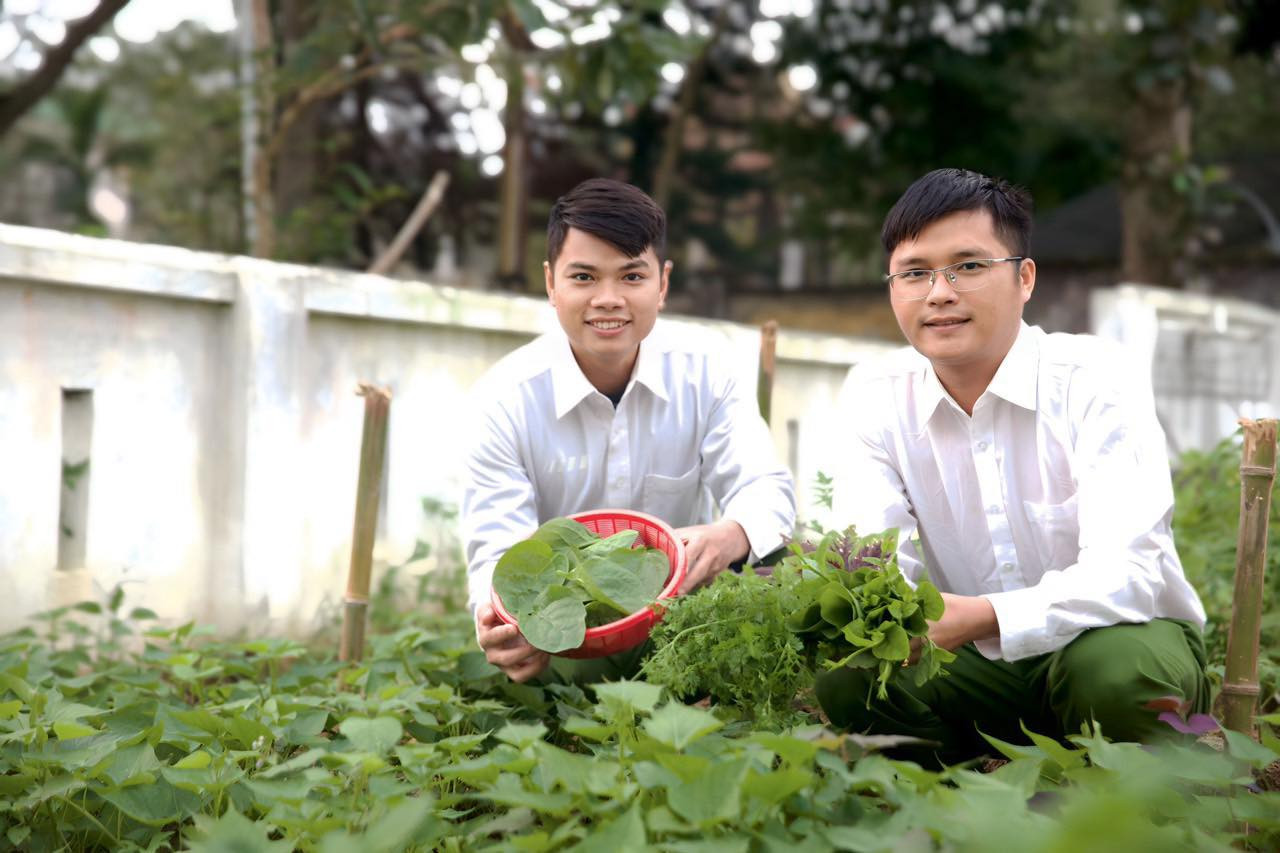 "Vườn rau được các bạn đoàn thanh niên công an trồng, mùa nào cũng xanh tốt. Ngoài đảm bảo chất lượng rau sạch, cải thiện bữa ăn cho cán bộ, chiến sĩ còn rèn luyện sức khỏe, góp phần xây dựng khuôn viên xanh, sạch trong đơn vị”, Thượng uý Trần Quốc Cường - Trưởng Công an xã Quang Diệm cho hay.