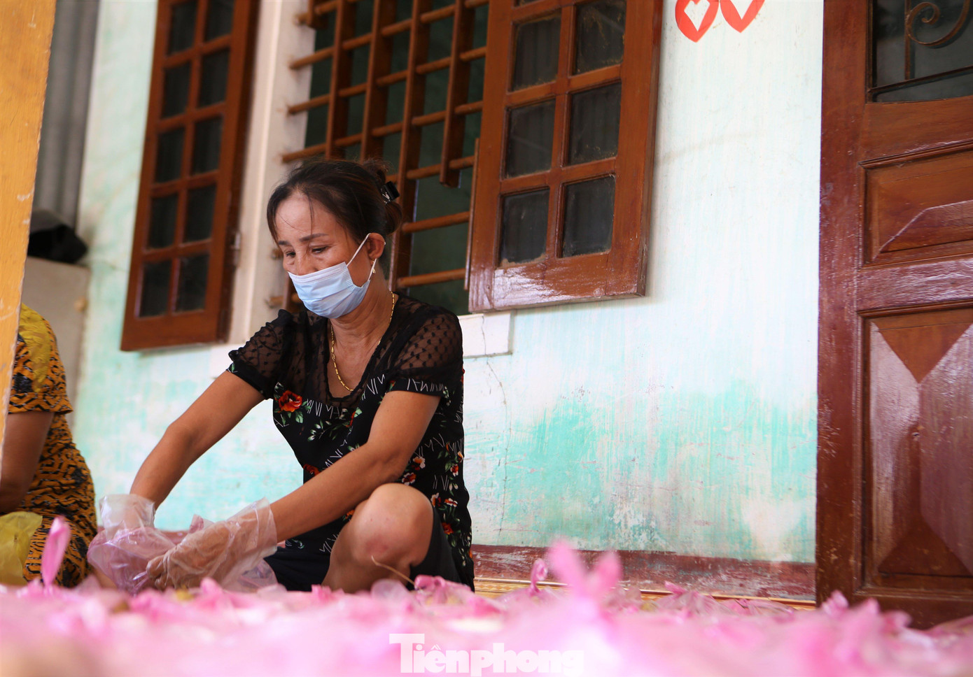 Ngôi nhà nhỏ chật chội hơn so với ngày thường khi hôm nay có hơn 20 người tham gia hỗ trợ điểm nấu ăn. Không phải là bếp chuyên dụng nên người dân đến đều mang theo rổ, nồi, dao, kéo…. Mỗi người một nhiệm vụ, cùng nhau hỗ trợ nấu cơm cho điểm cách ly.