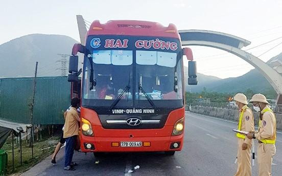 Chiếc xe khách bị xử phạt 10 triệu đồng do chở người về từ vùng dịch.